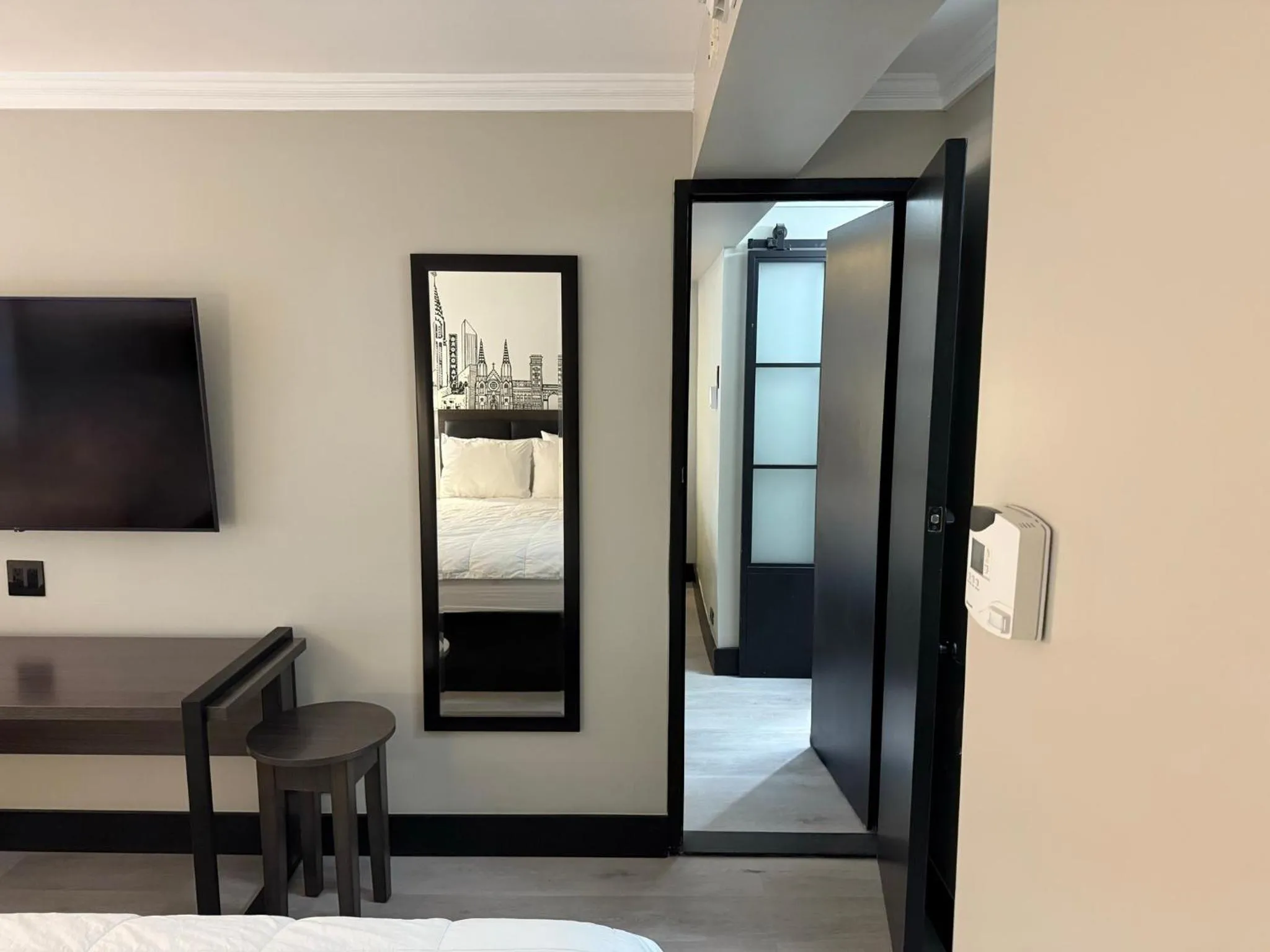 Photo of the whole room, Bed in The Manhattan at Times Square