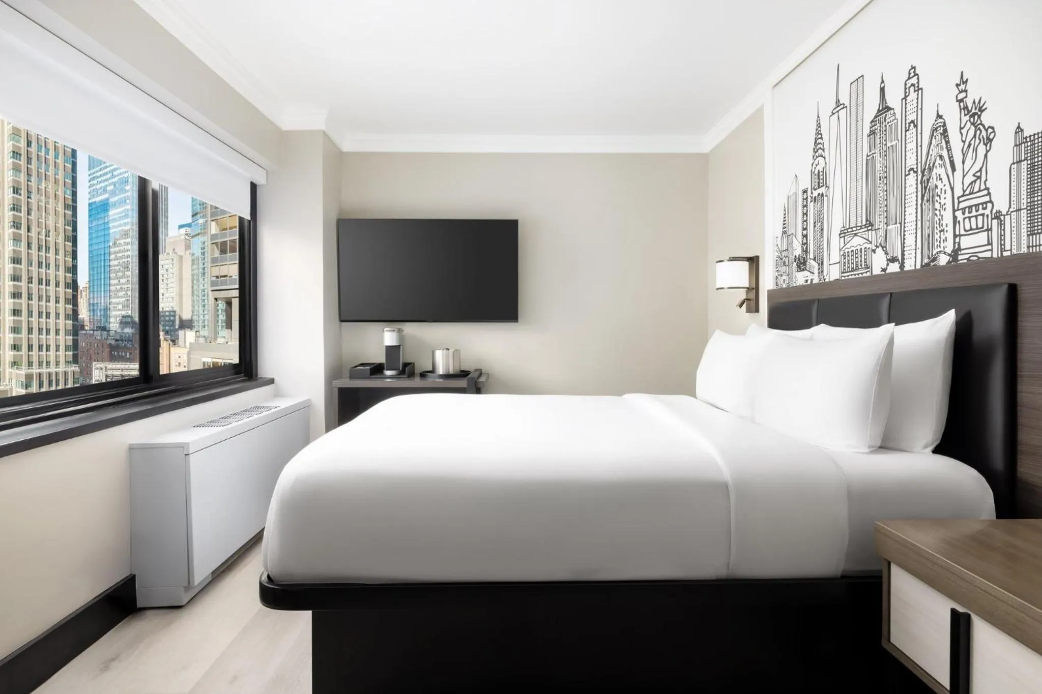Photo of the whole room, Bed in The Manhattan at Times Square