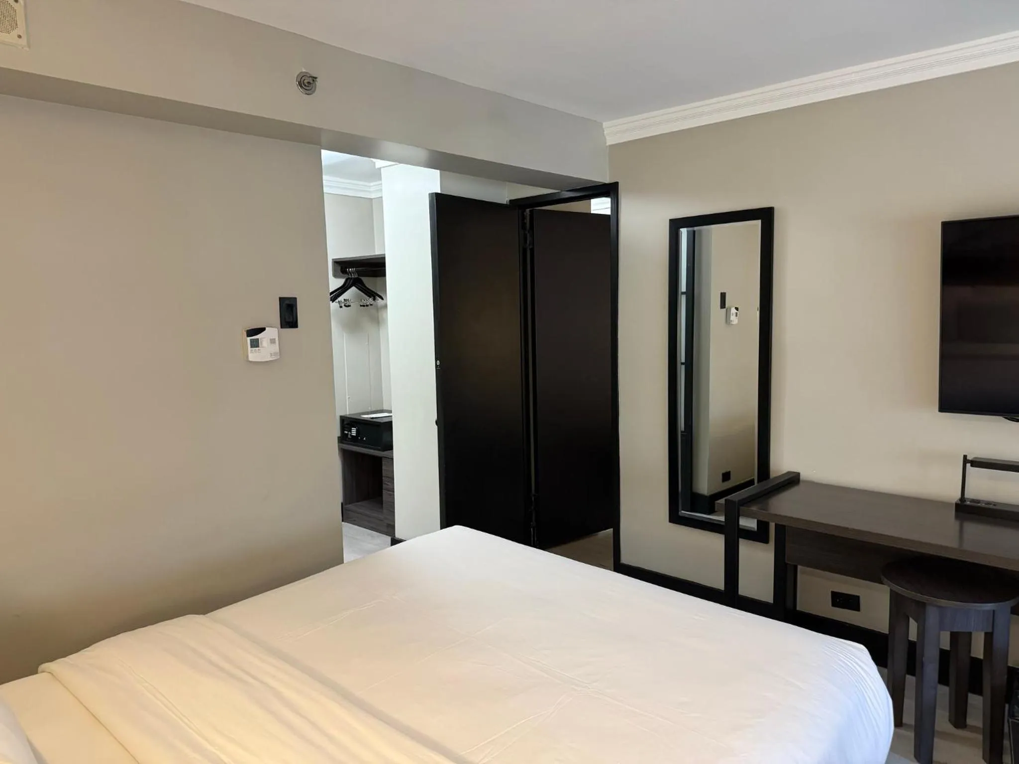 Photo of the whole room, Bed in The Manhattan at Times Square