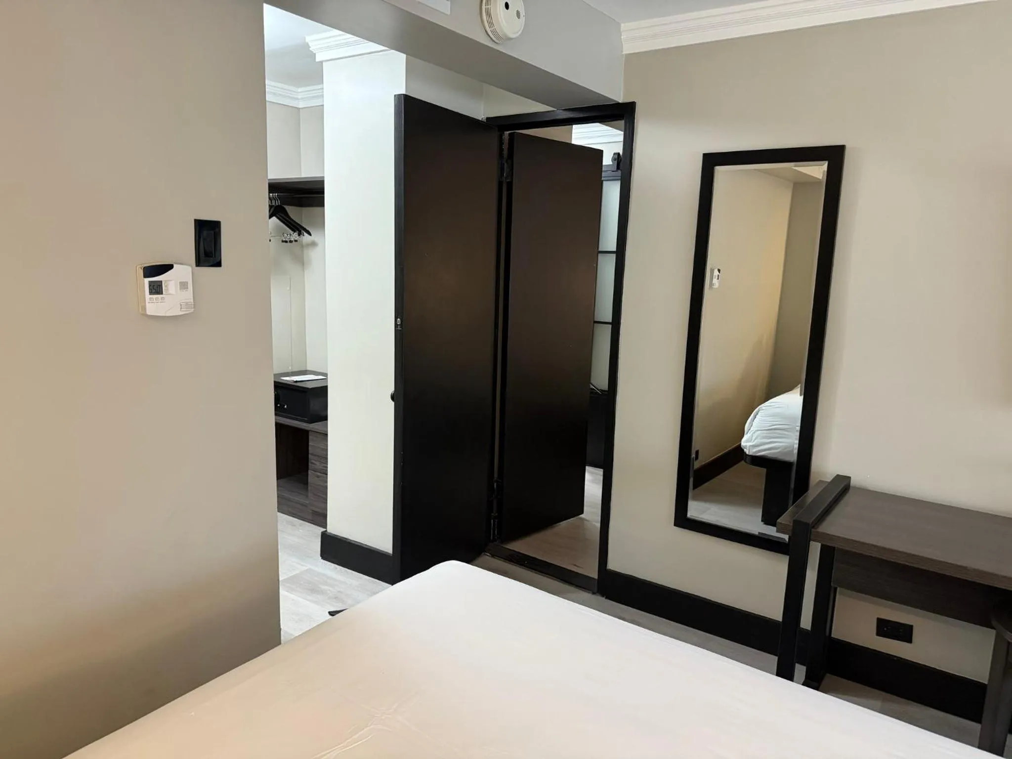 Photo of the whole room, Bed in The Manhattan at Times Square