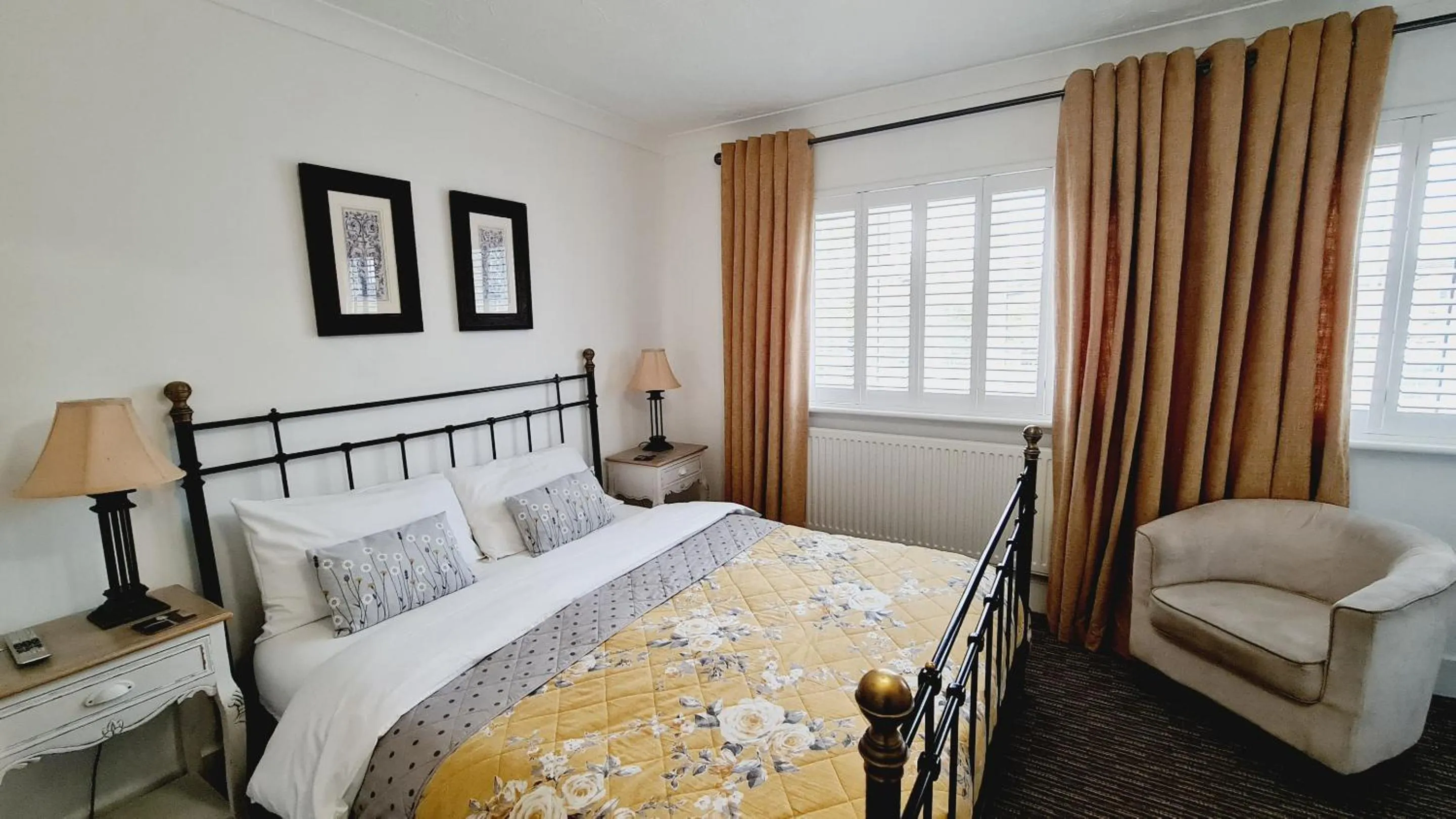 Bedroom, Bed in Wisteria Haze