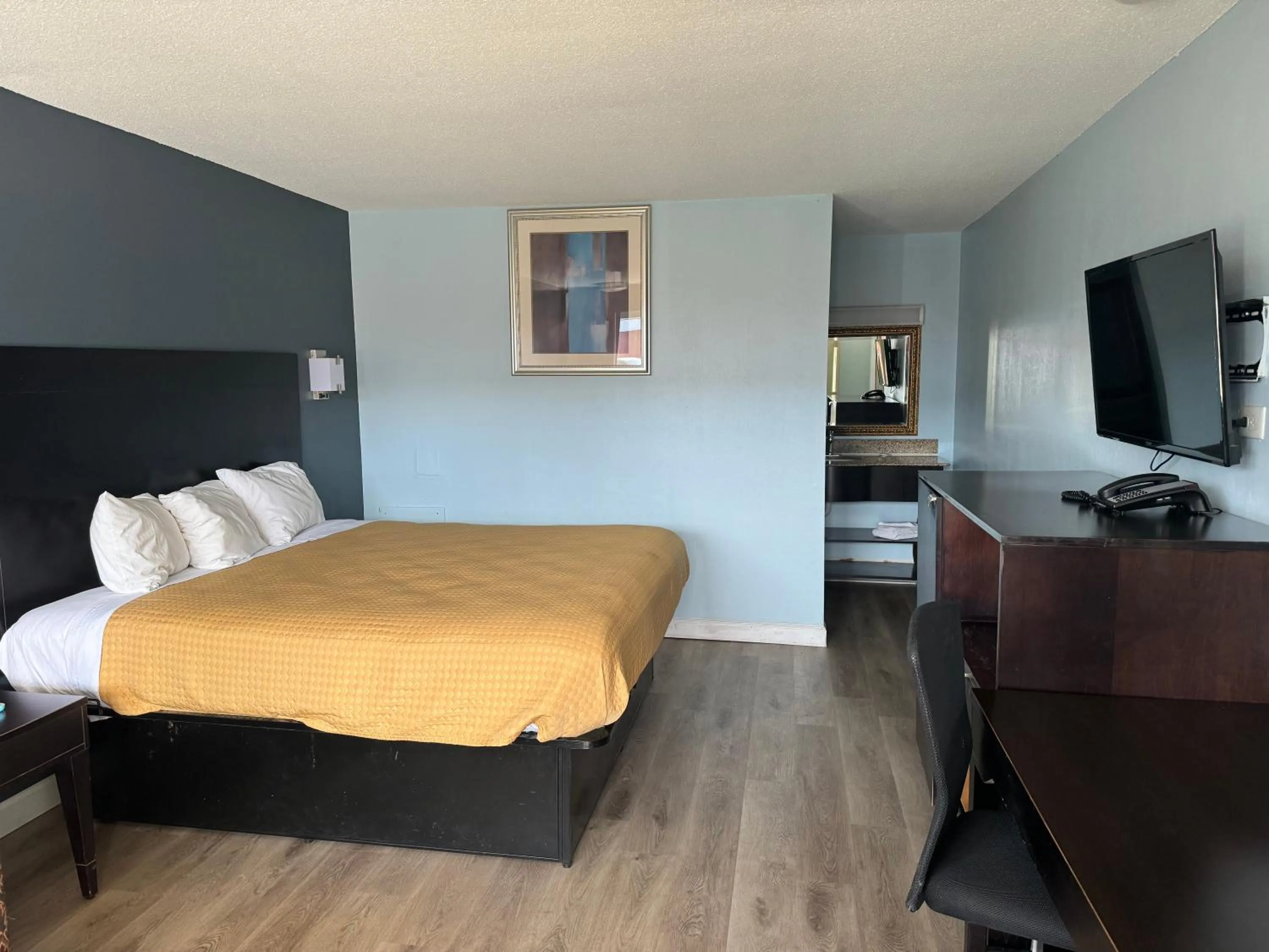 Bed in Red Carpet Inn & Suites - Danville