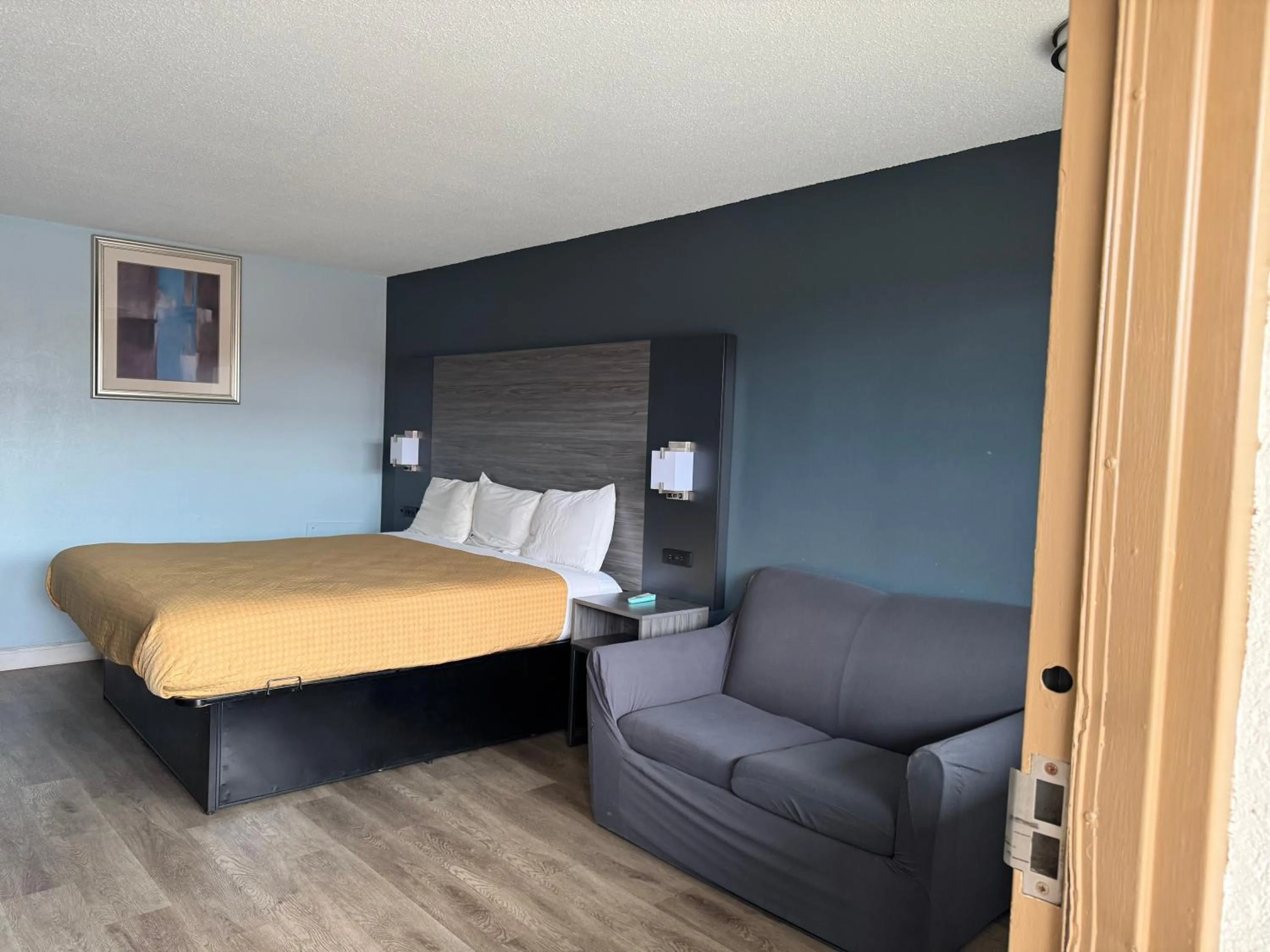 View (from property/room), Bed in Red Carpet Inn & Suites - Danville