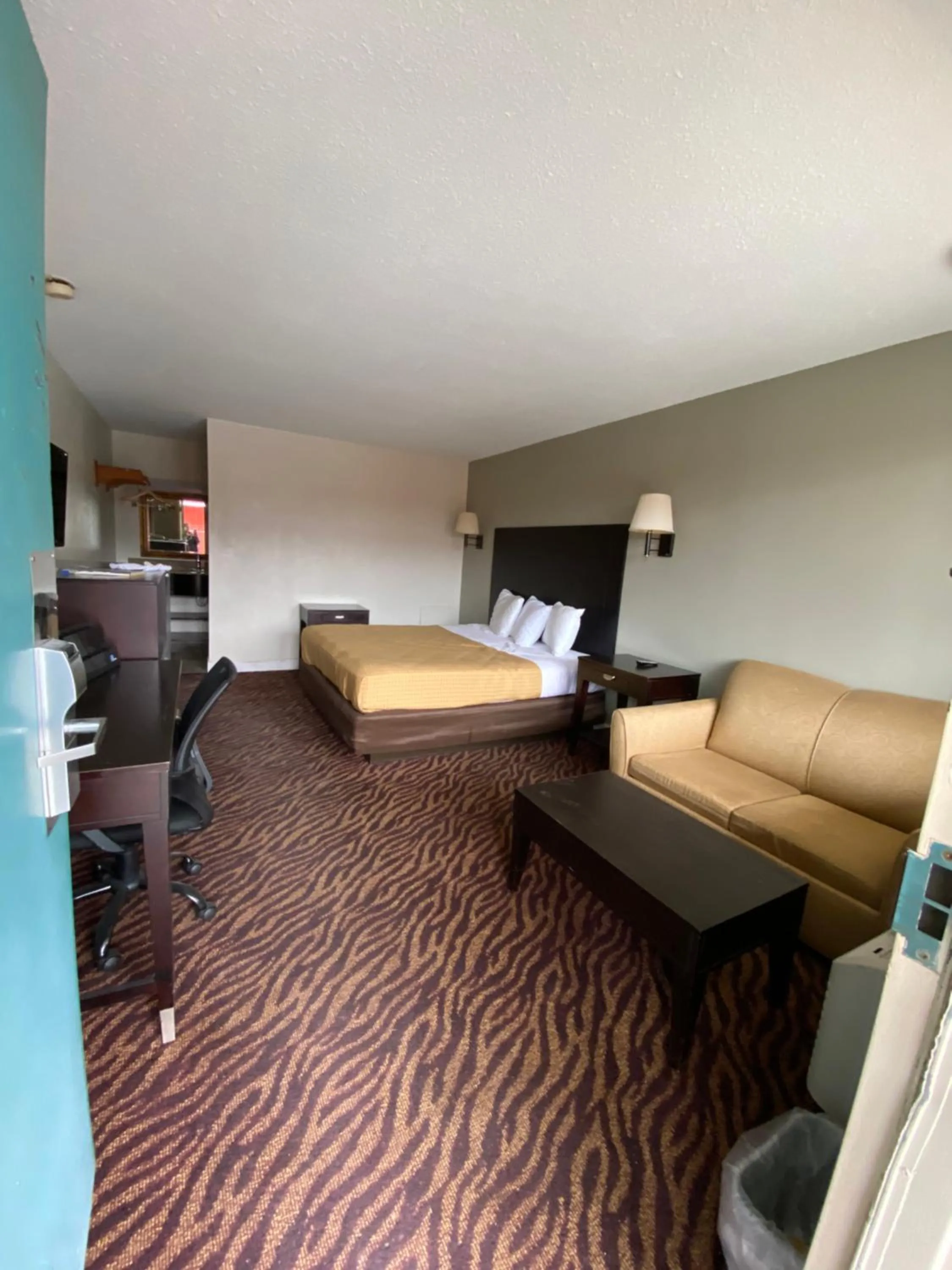 Bed in Red Carpet Inn & Suites - Danville