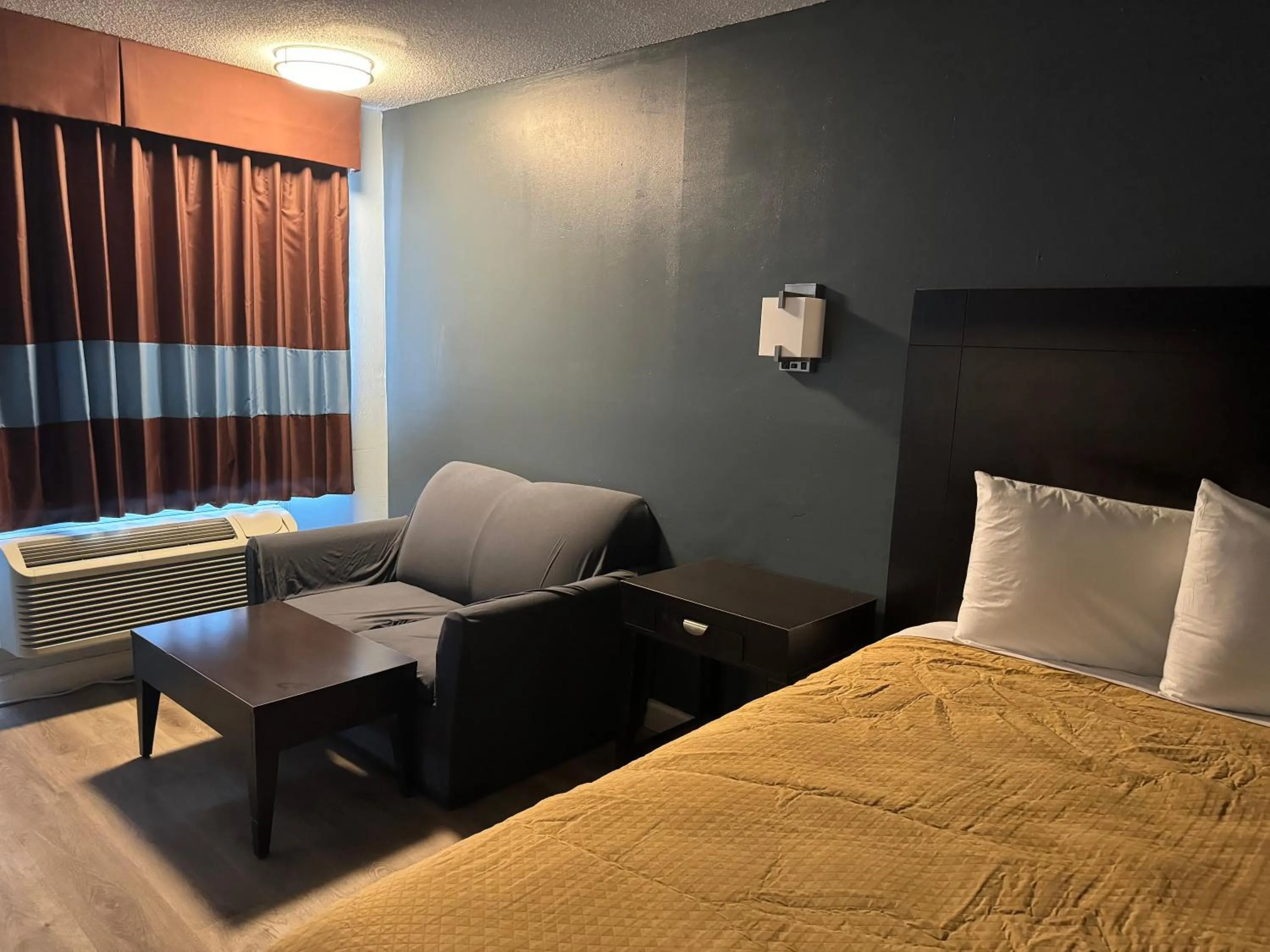 Bed in Red Carpet Inn & Suites - Danville