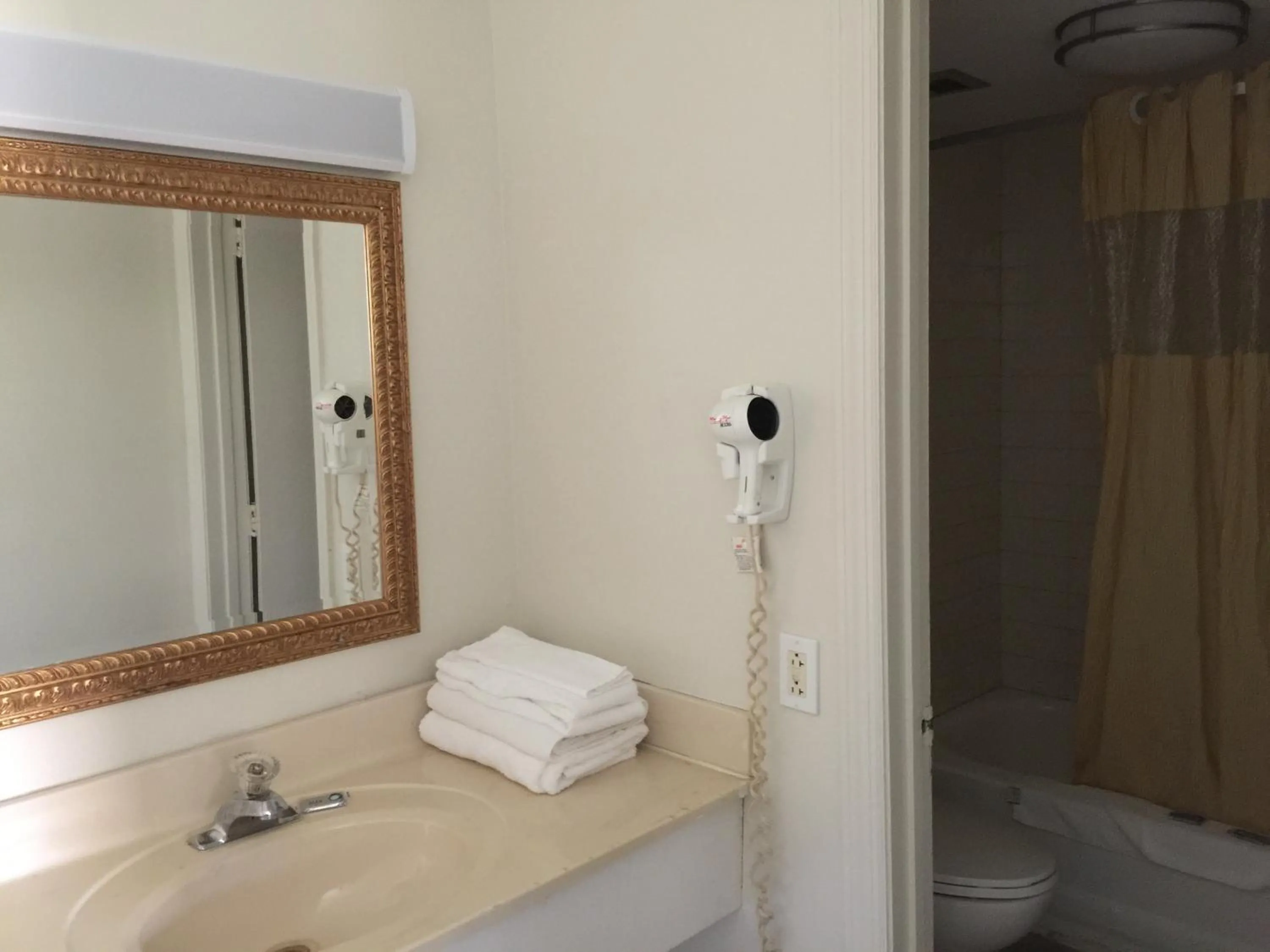 Red Carpet Inn & Suites - Danville