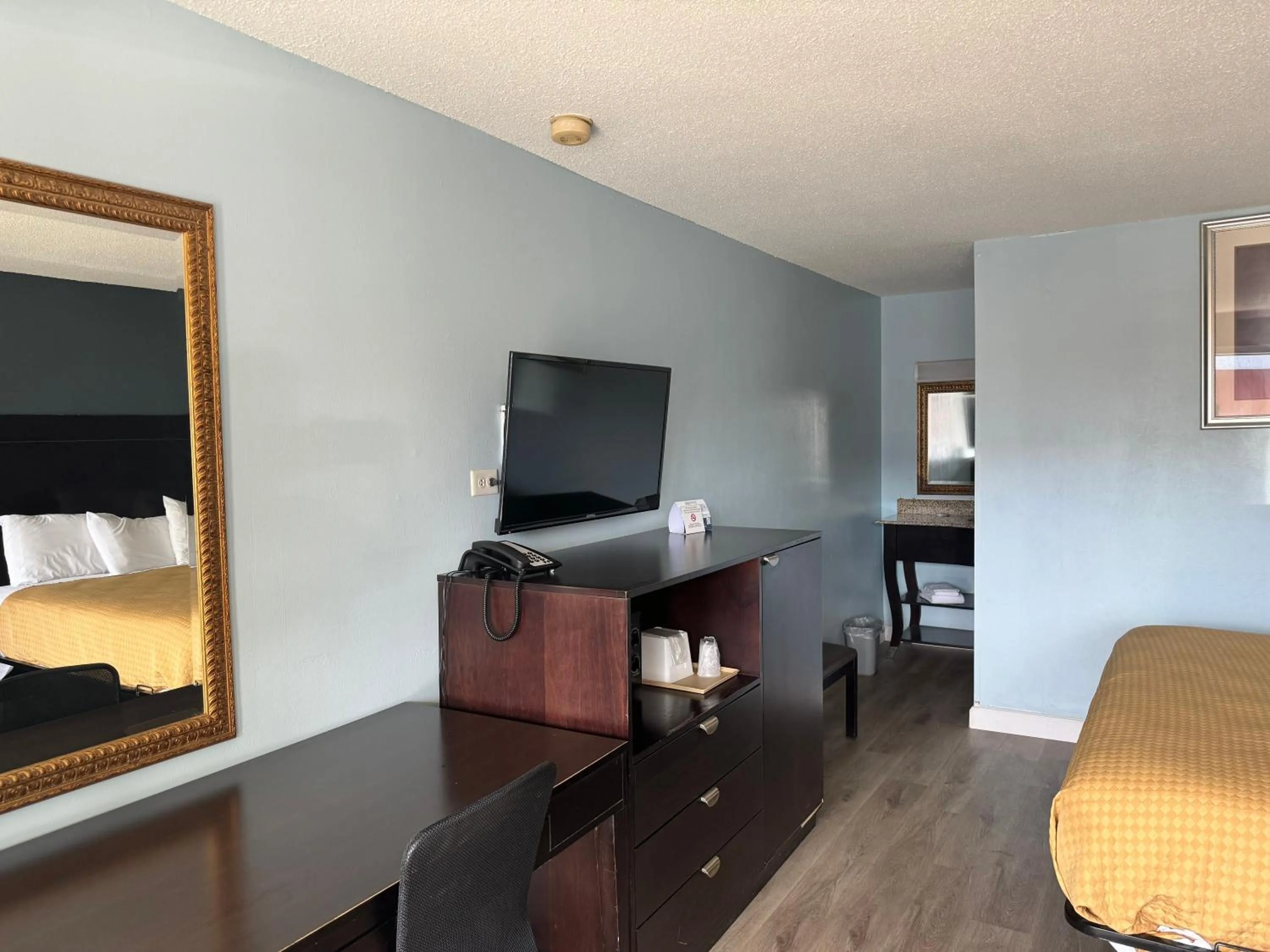 Bed in Red Carpet Inn & Suites - Danville