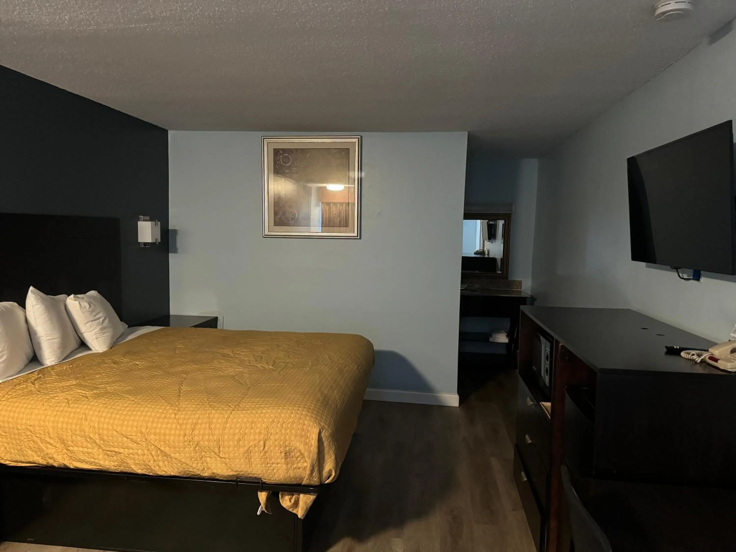 Bed in Red Carpet Inn & Suites - Danville