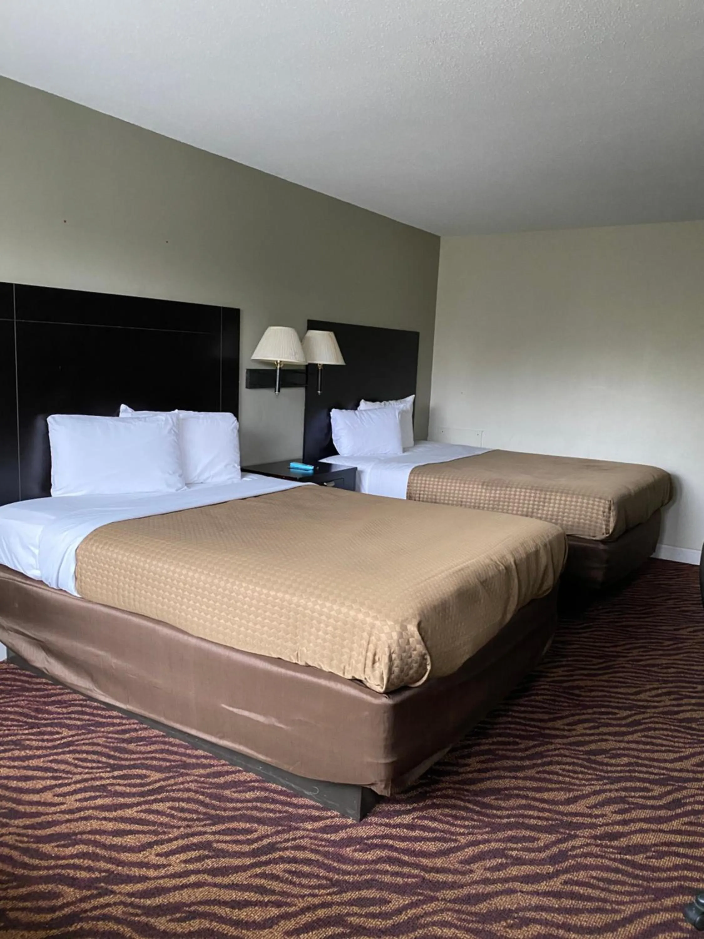 Bed in Red Carpet Inn & Suites - Danville