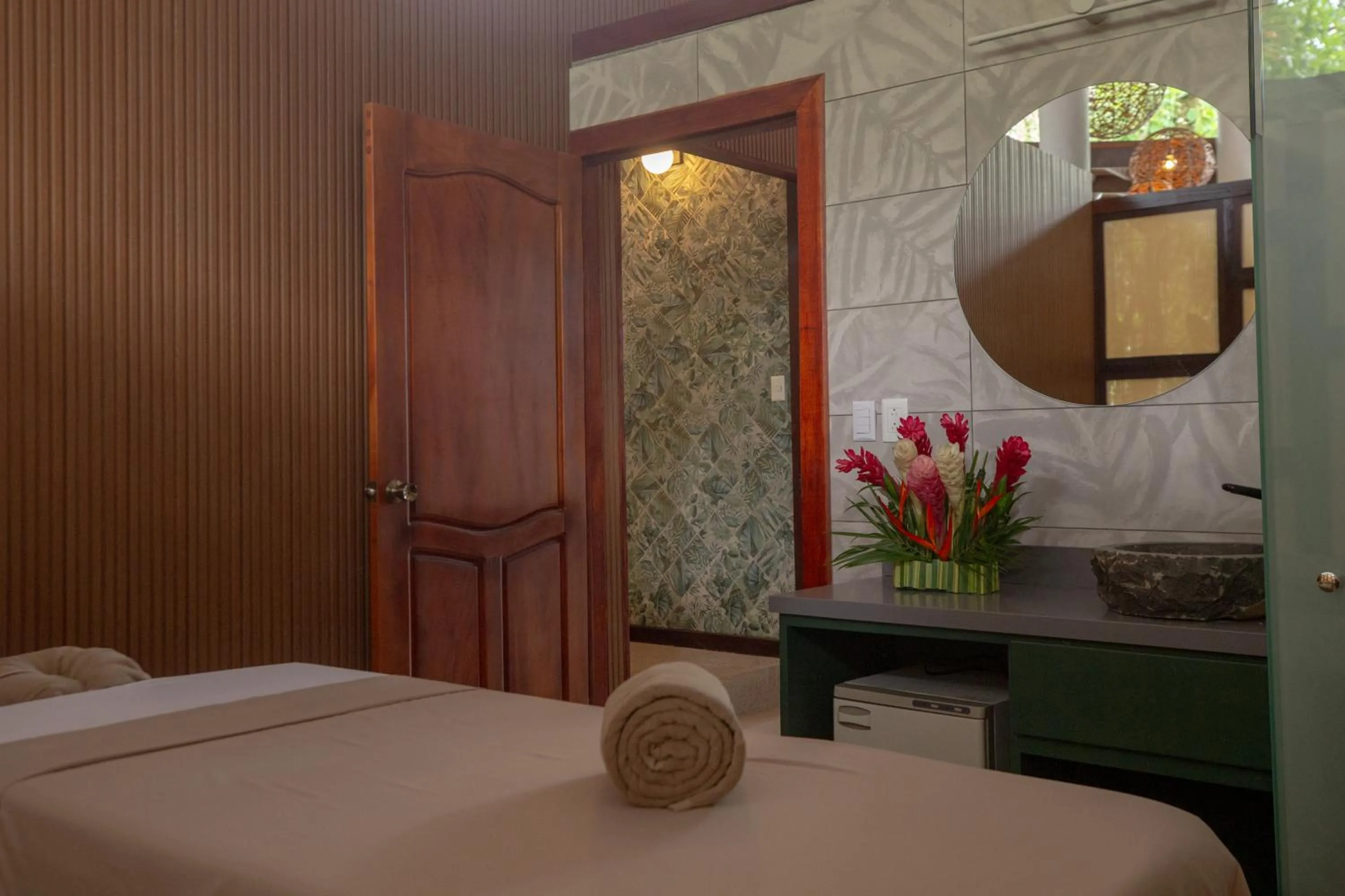 Spa and wellness centre/facilities, Bed in Evergreen Lodge