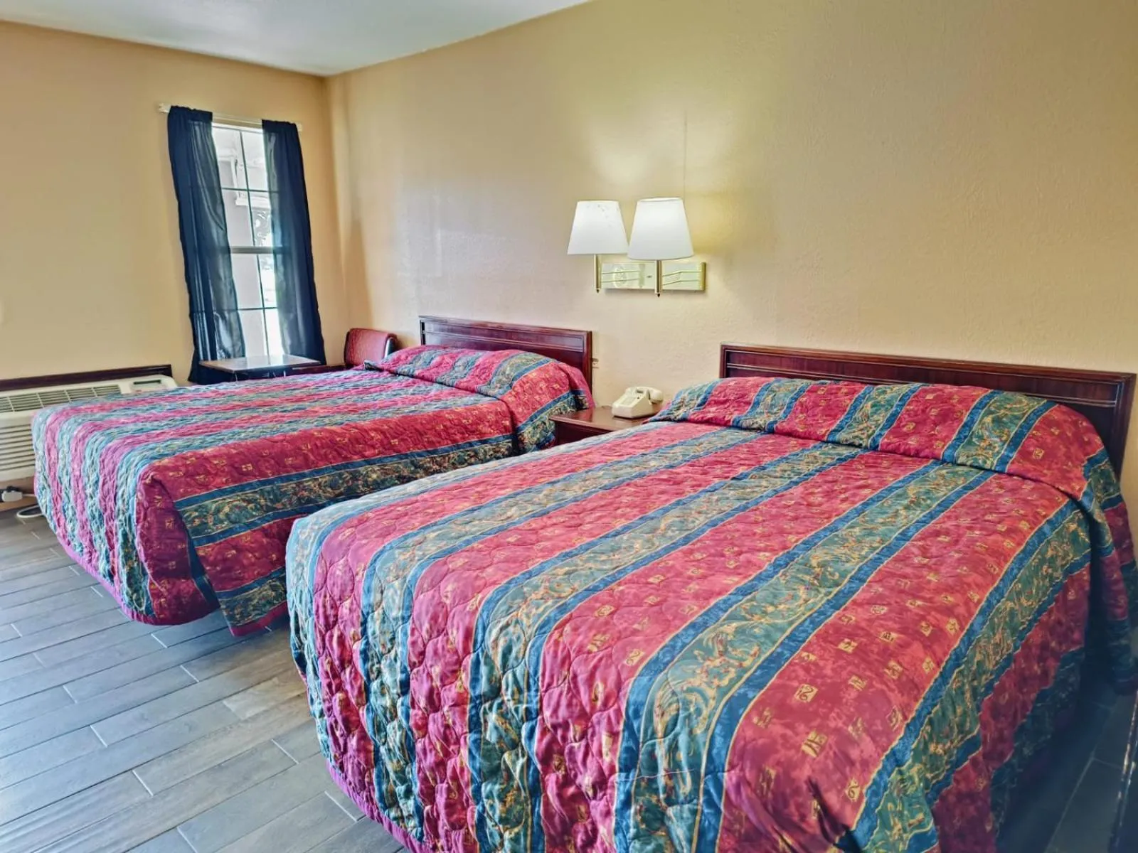 Bedroom, Bed in Victorian Inn Athens TX