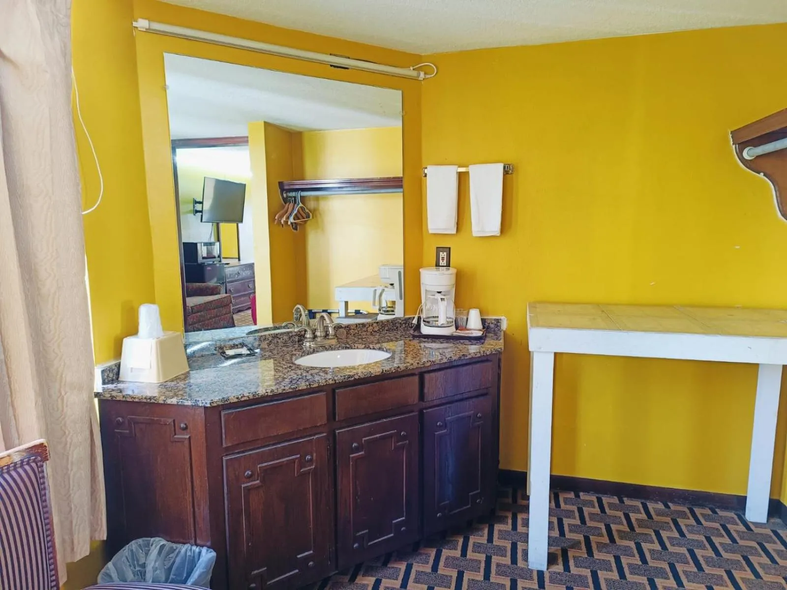 Area and facilities in Victorian Inn Athens TX