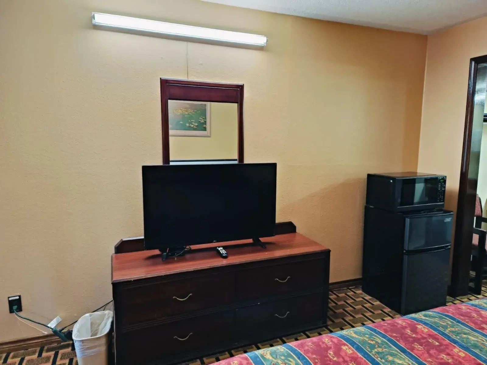 Full Bed Smoking in Victorian Inn Athens TX Full Bed Smoking in Victorian Inn Athens TX