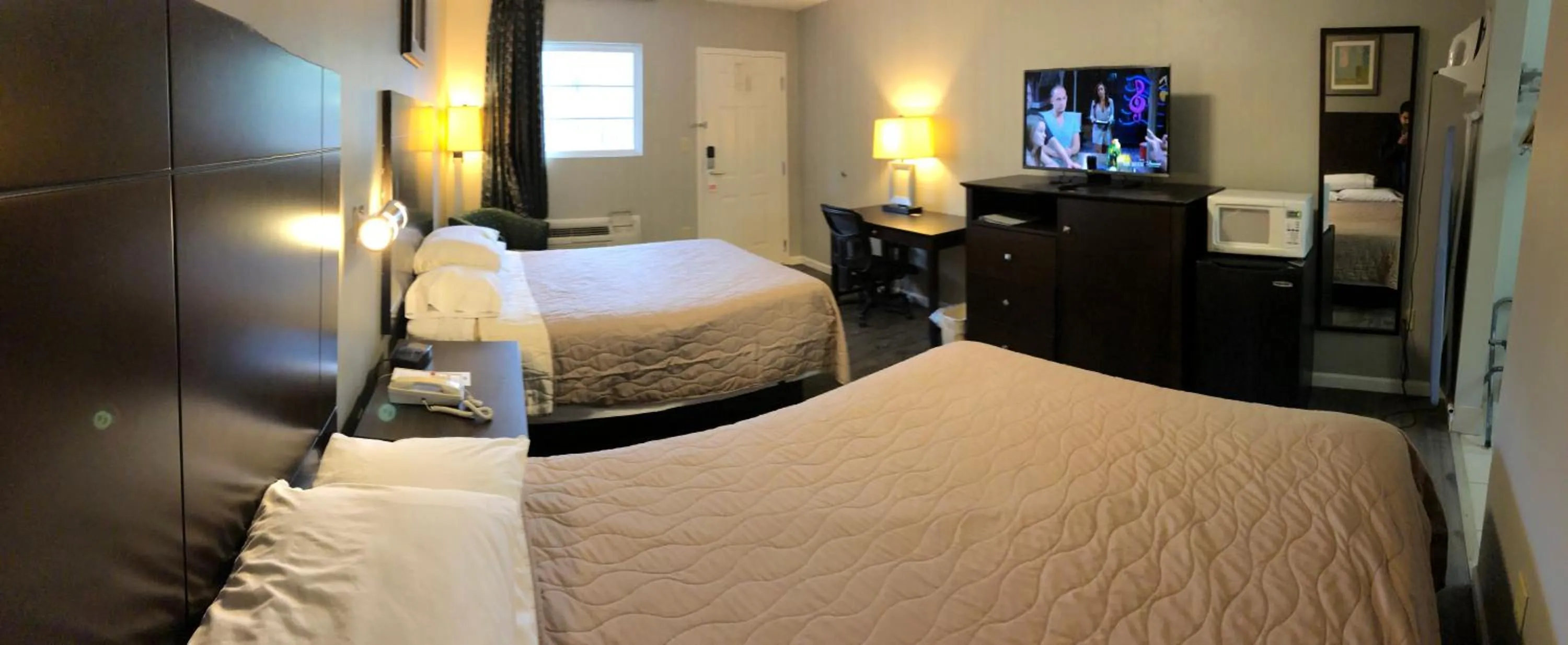Bed in Deerfield Inn and Suites - Fairview