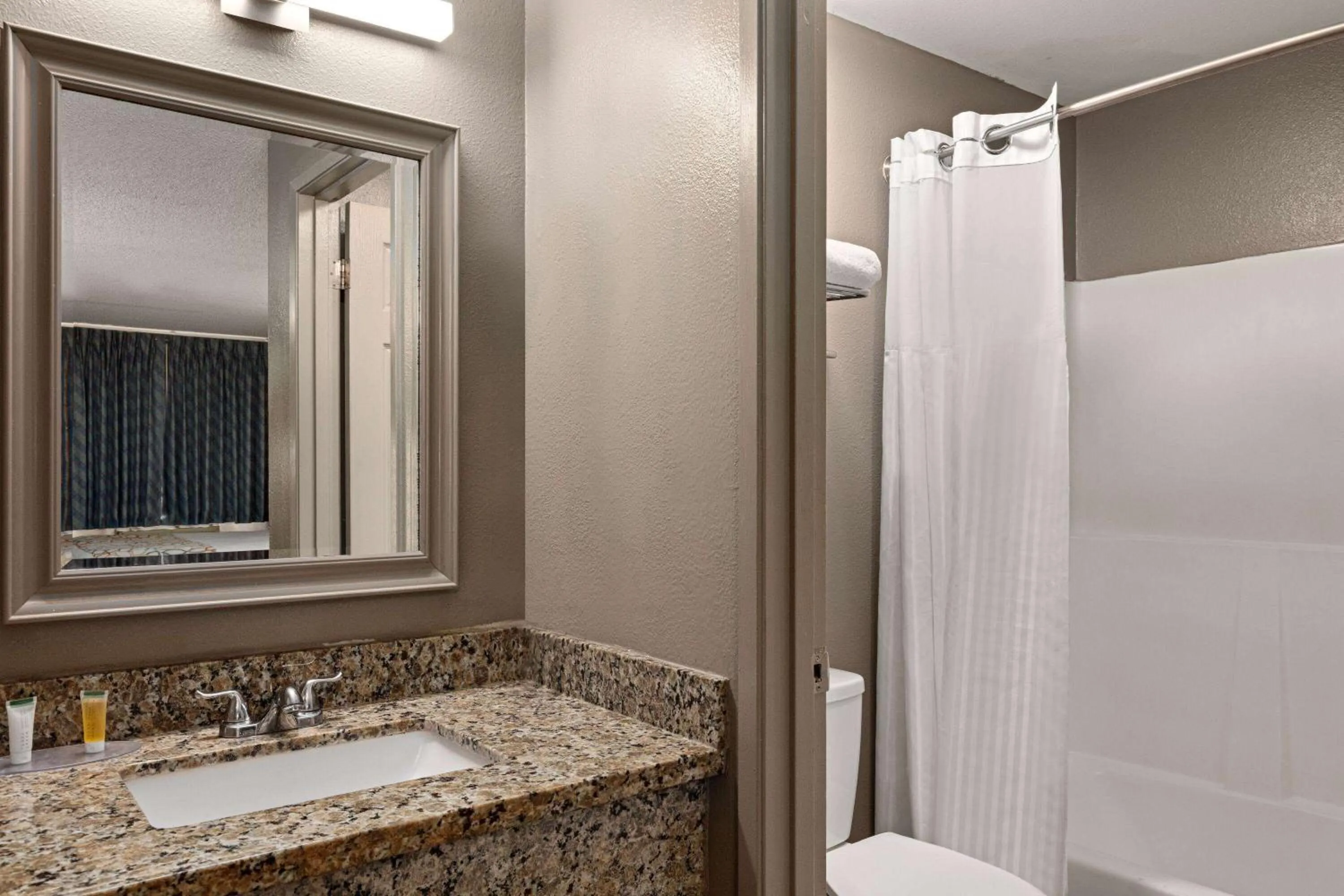 TV and multimedia in Days Inn by Wyndham Lakewood South Tacoma