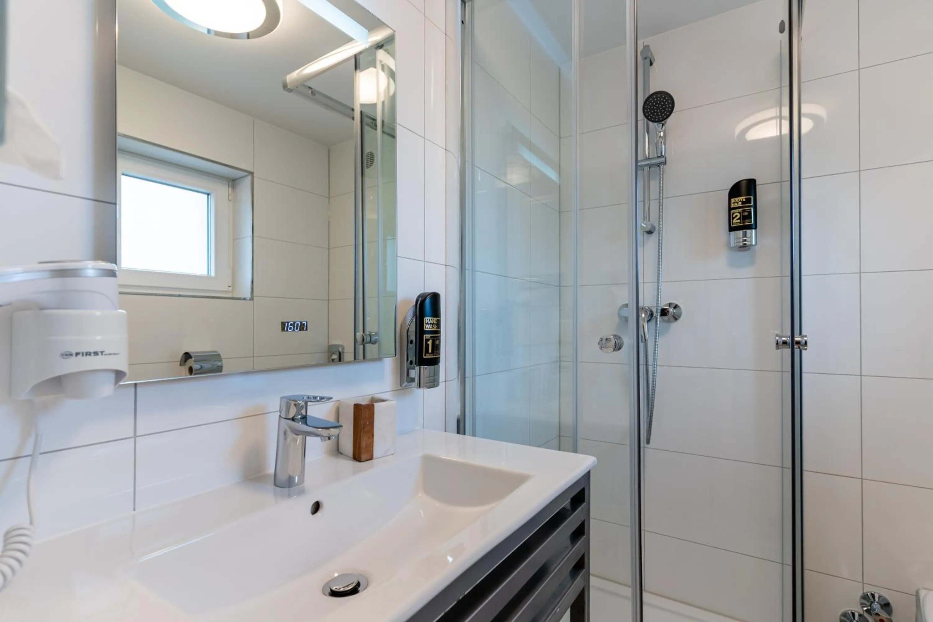 Bathroom in Hotel Myrsini