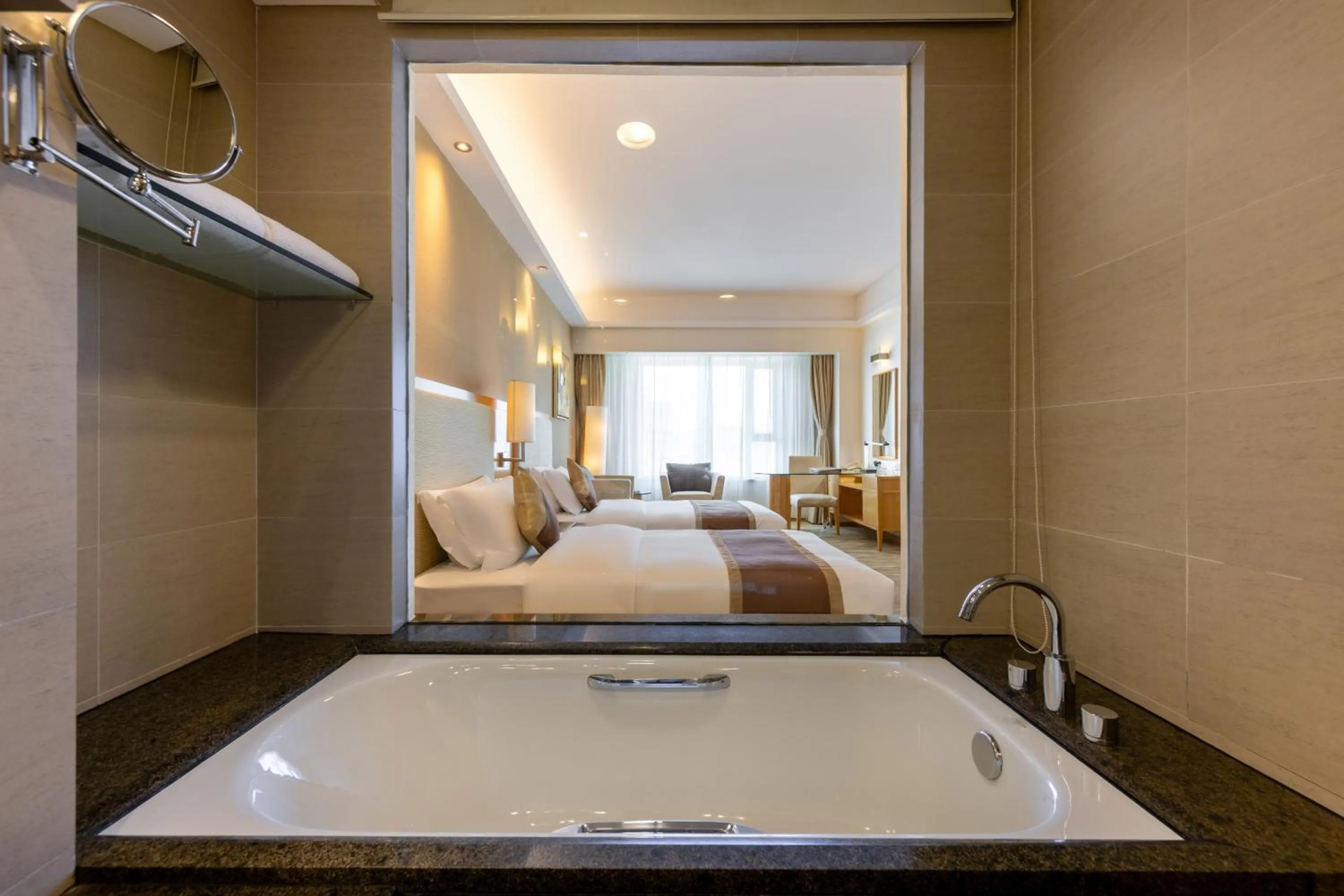 Bath, Bed in Weihai Haiyue Jianguo Hotel