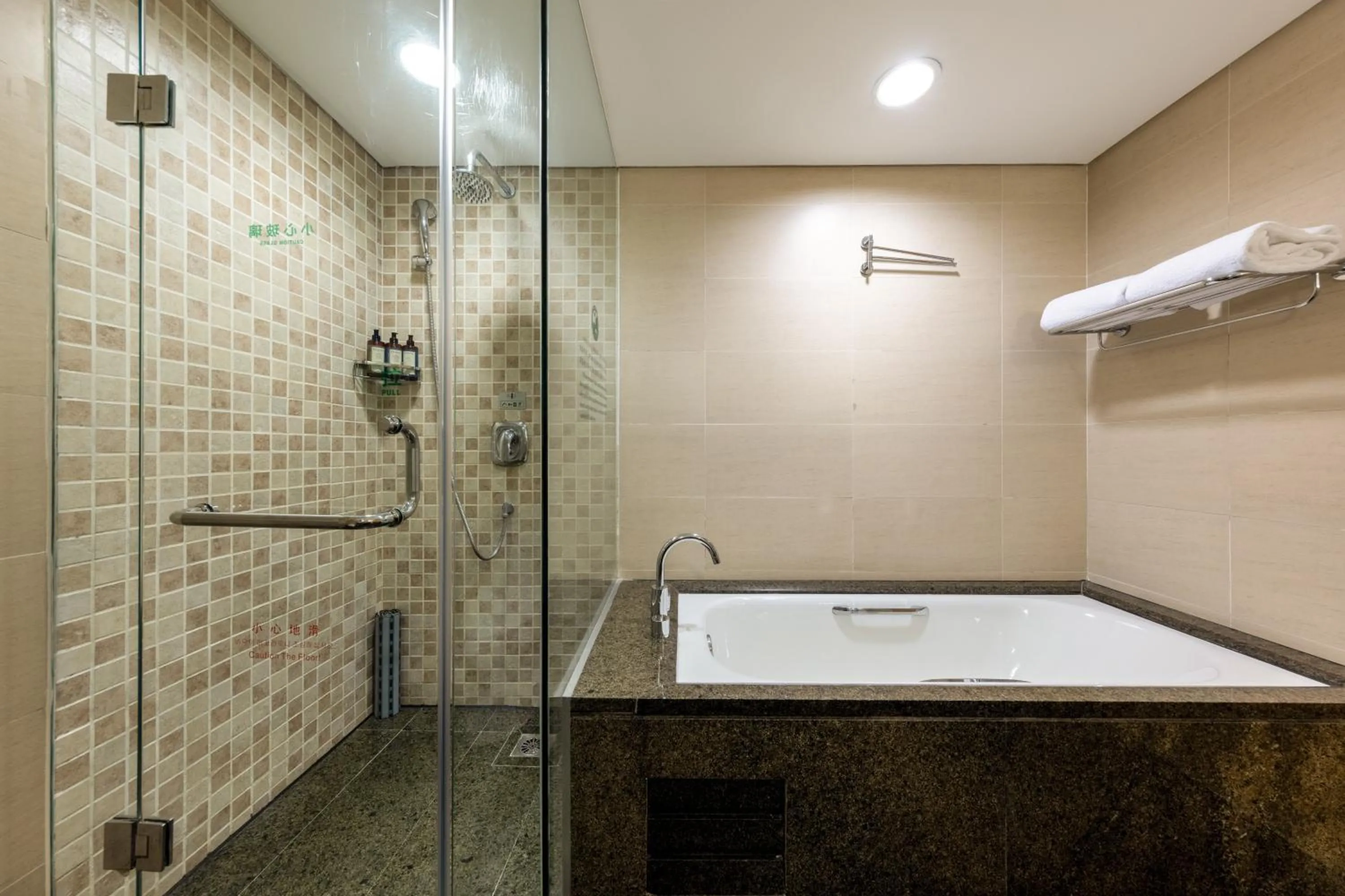 Bathroom in Weihai Haiyue Jianguo Hotel