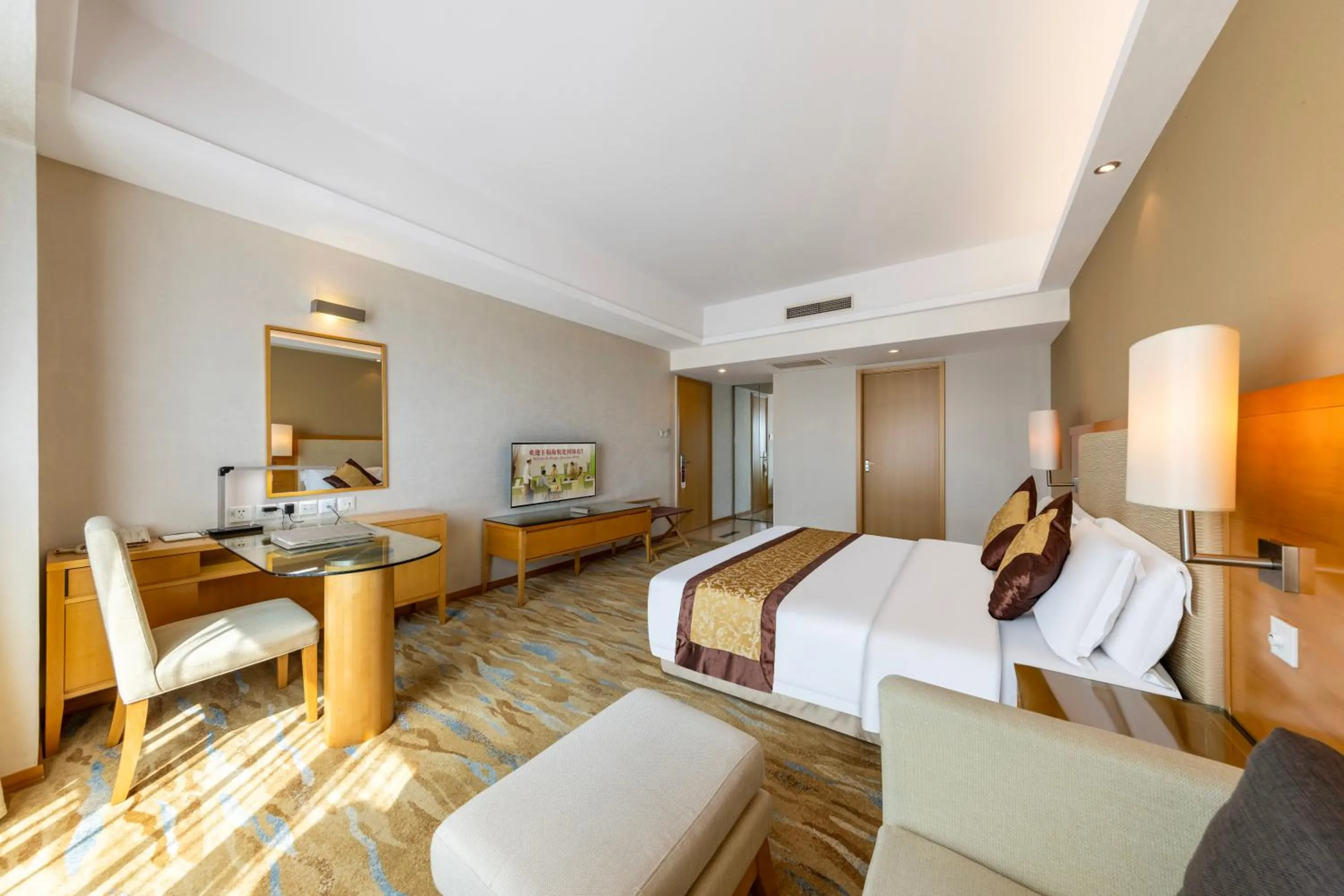 Bedroom, Bed in Weihai Haiyue Jianguo Hotel