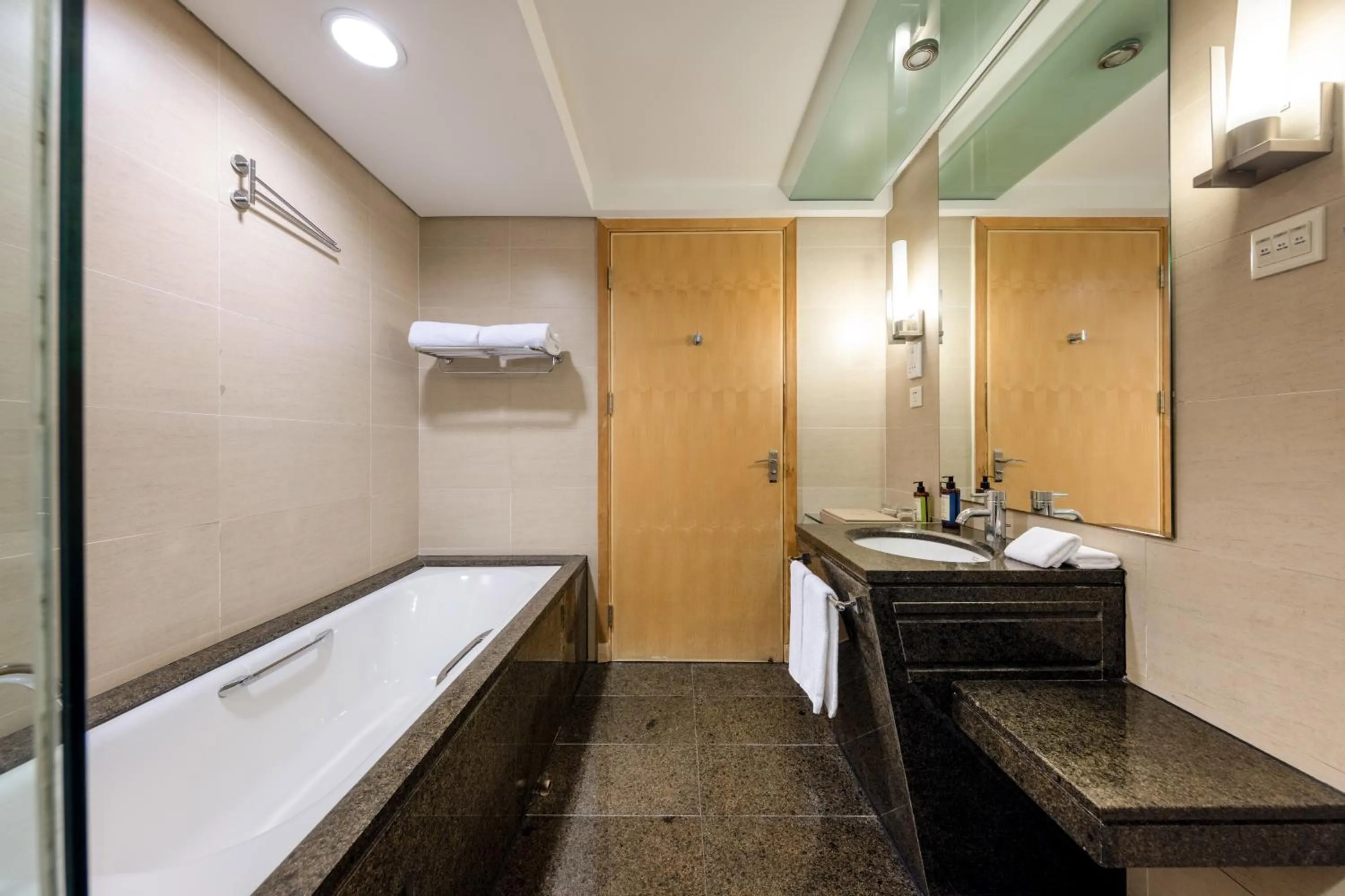 Bathroom, Bed in Weihai Haiyue Jianguo Hotel
