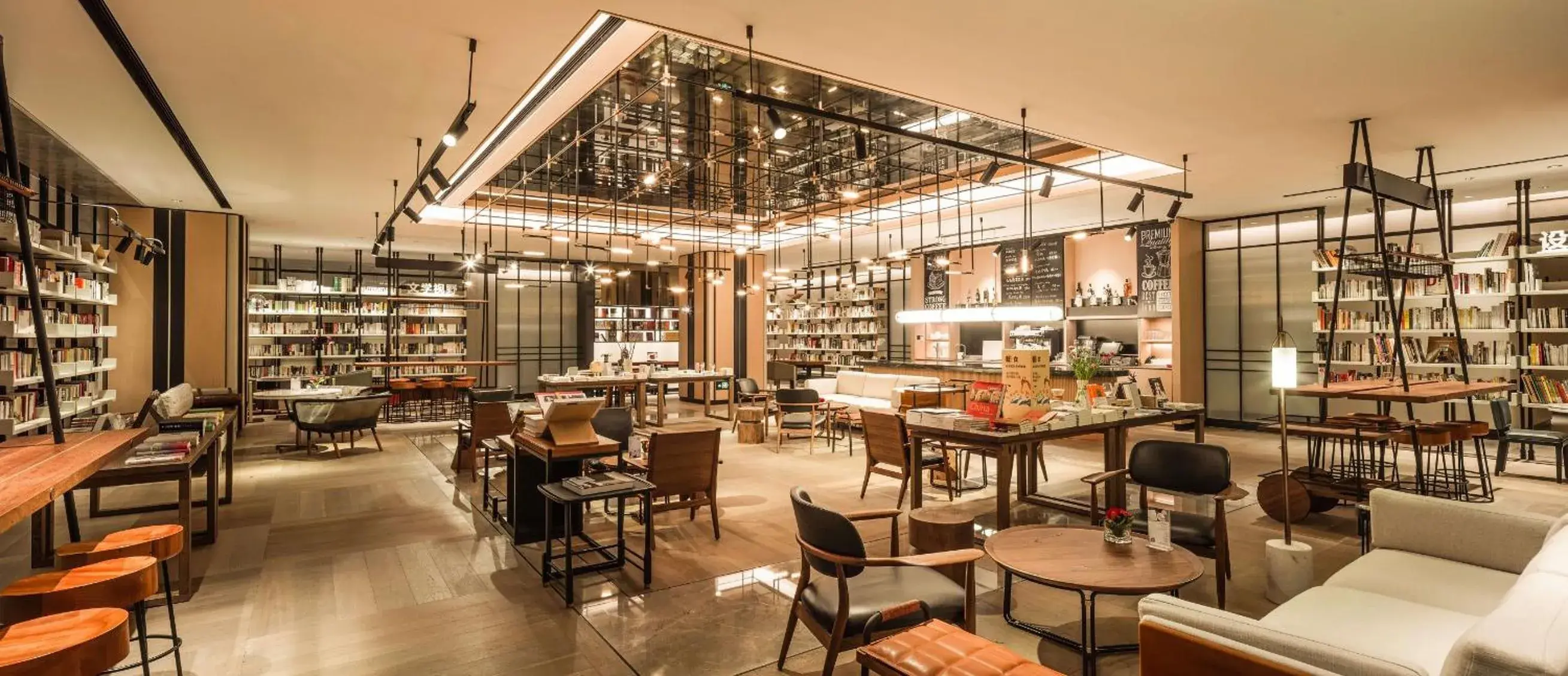 Lounge or bar in Mumian Shenzhen Luohu JDV by Hyatt Lounge or bar in Mumian Shenzhen Luohu JDV by Hyatt