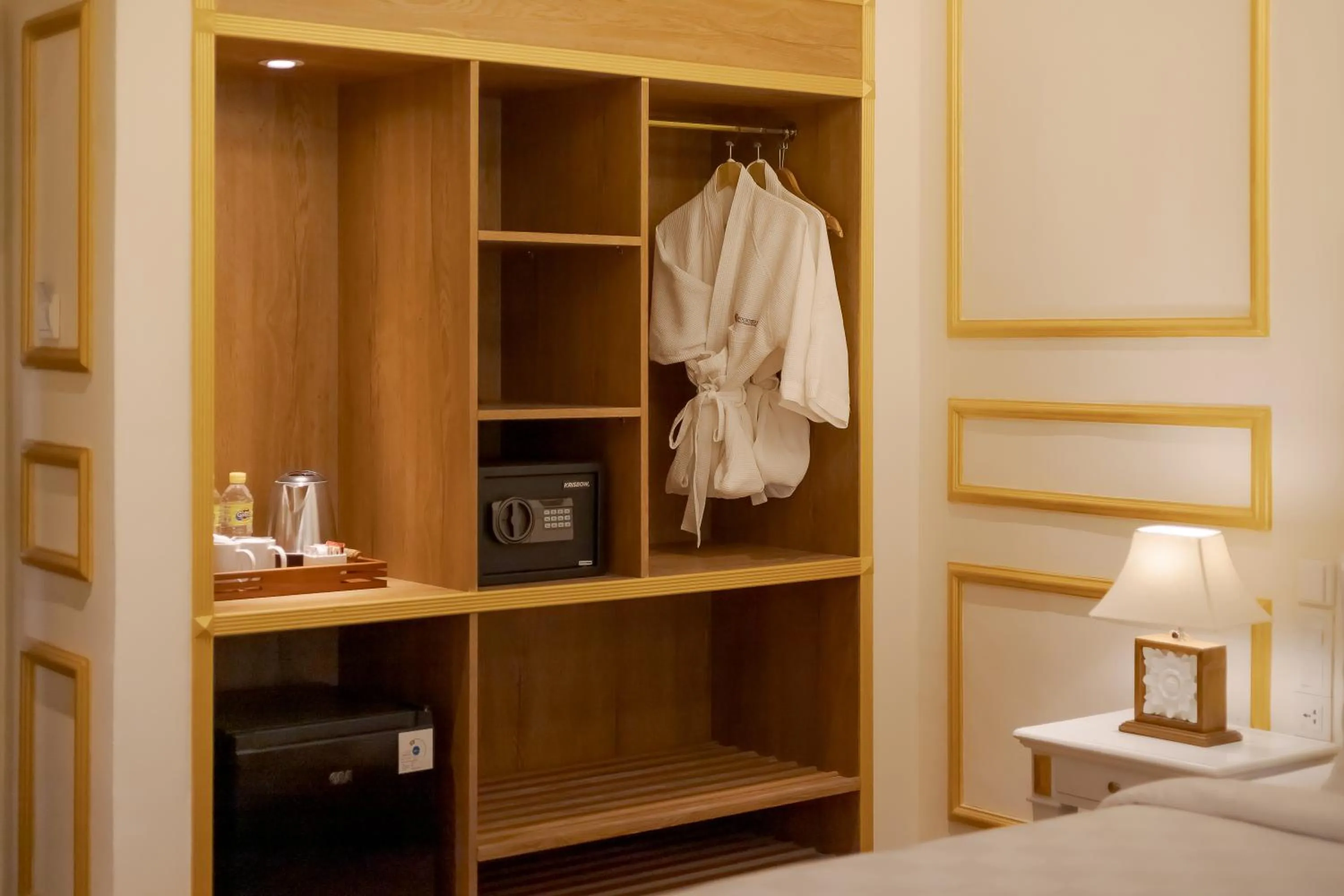 wardrobe, Bed in Fourteen Roses Boutique Hotel, Kuta