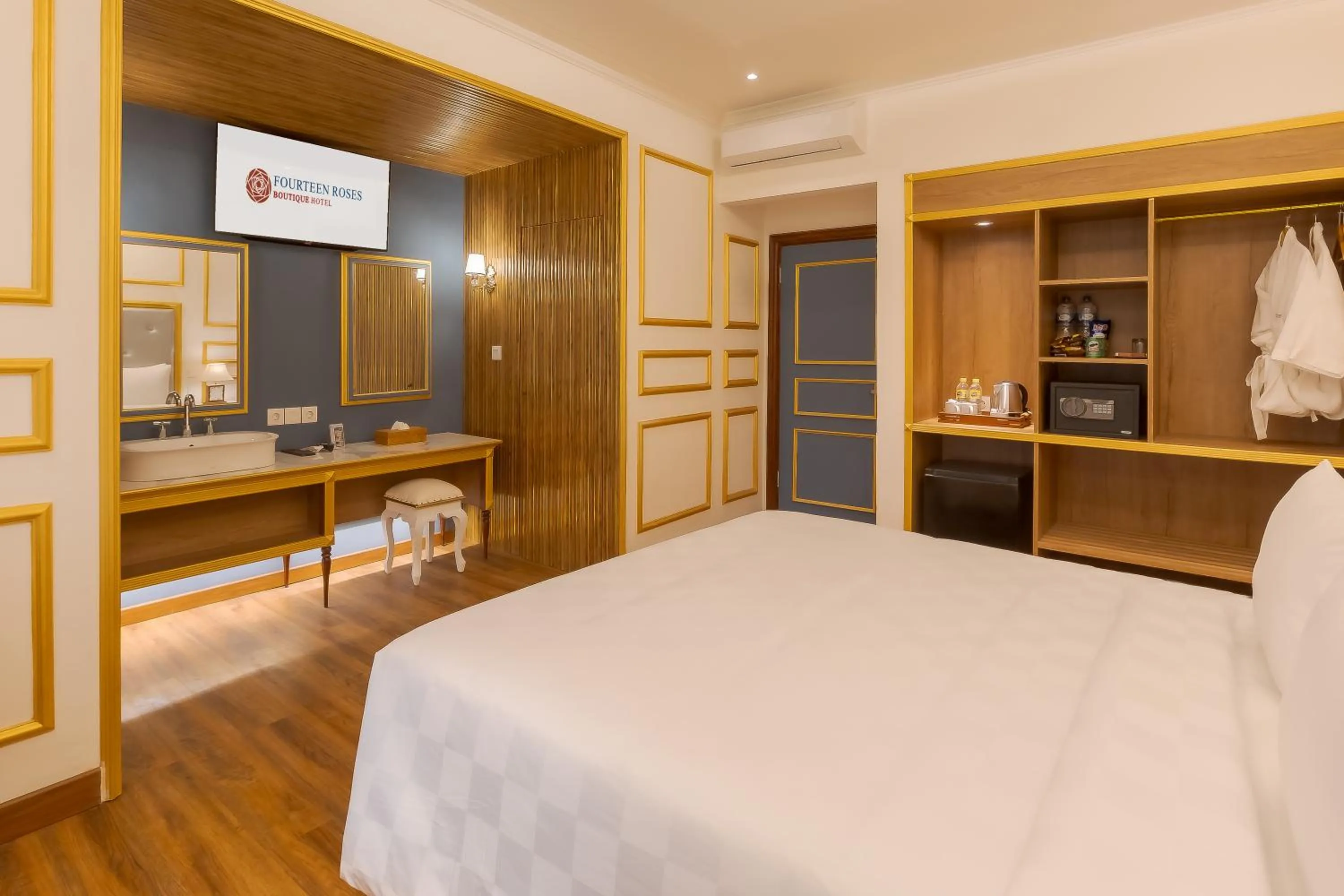 Bed in Fourteen Roses Boutique Hotel, Kuta