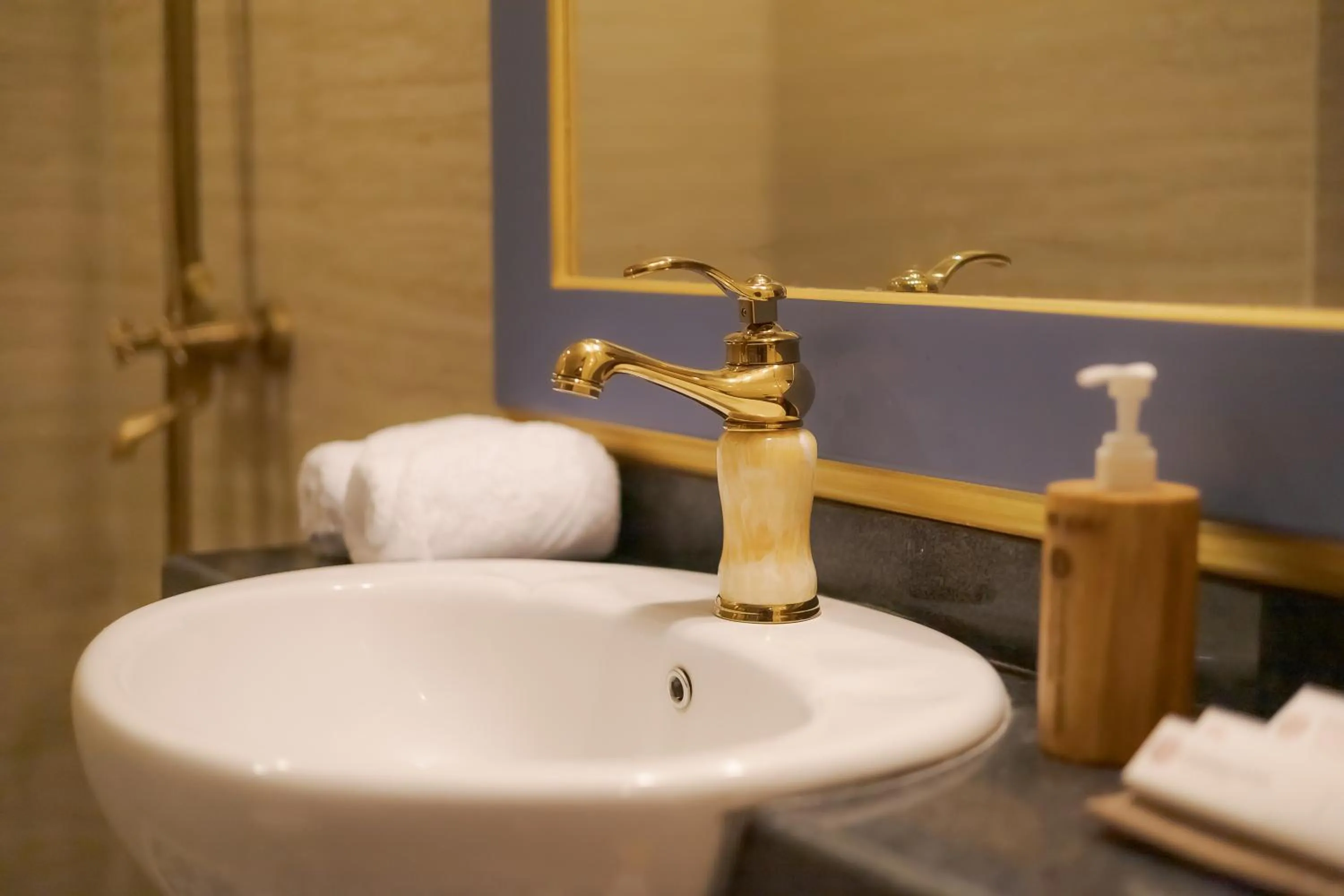Bathroom in Fourteen Roses Boutique Hotel, Kuta