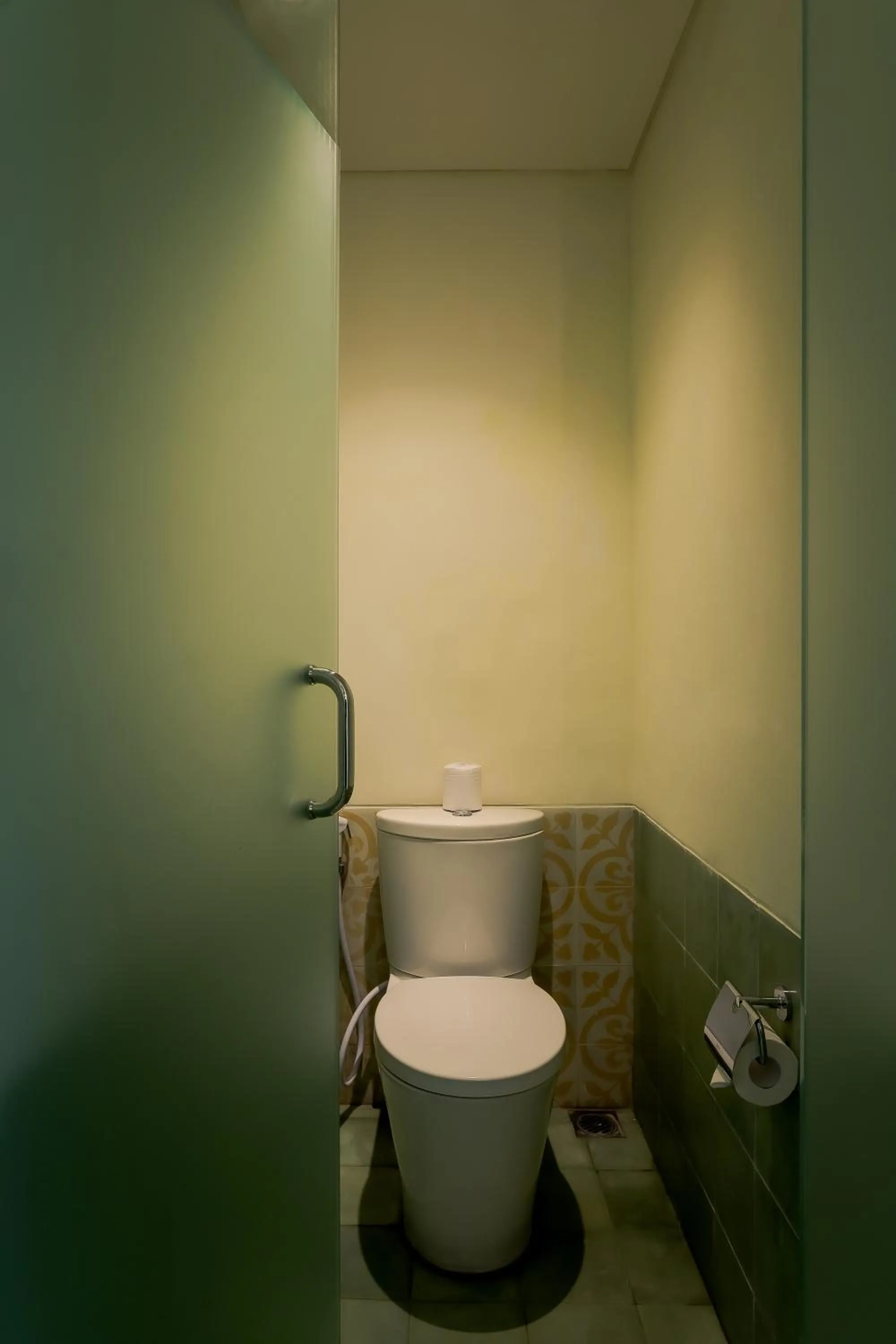 Toilet in Fourteen Roses Boutique Hotel, Kuta