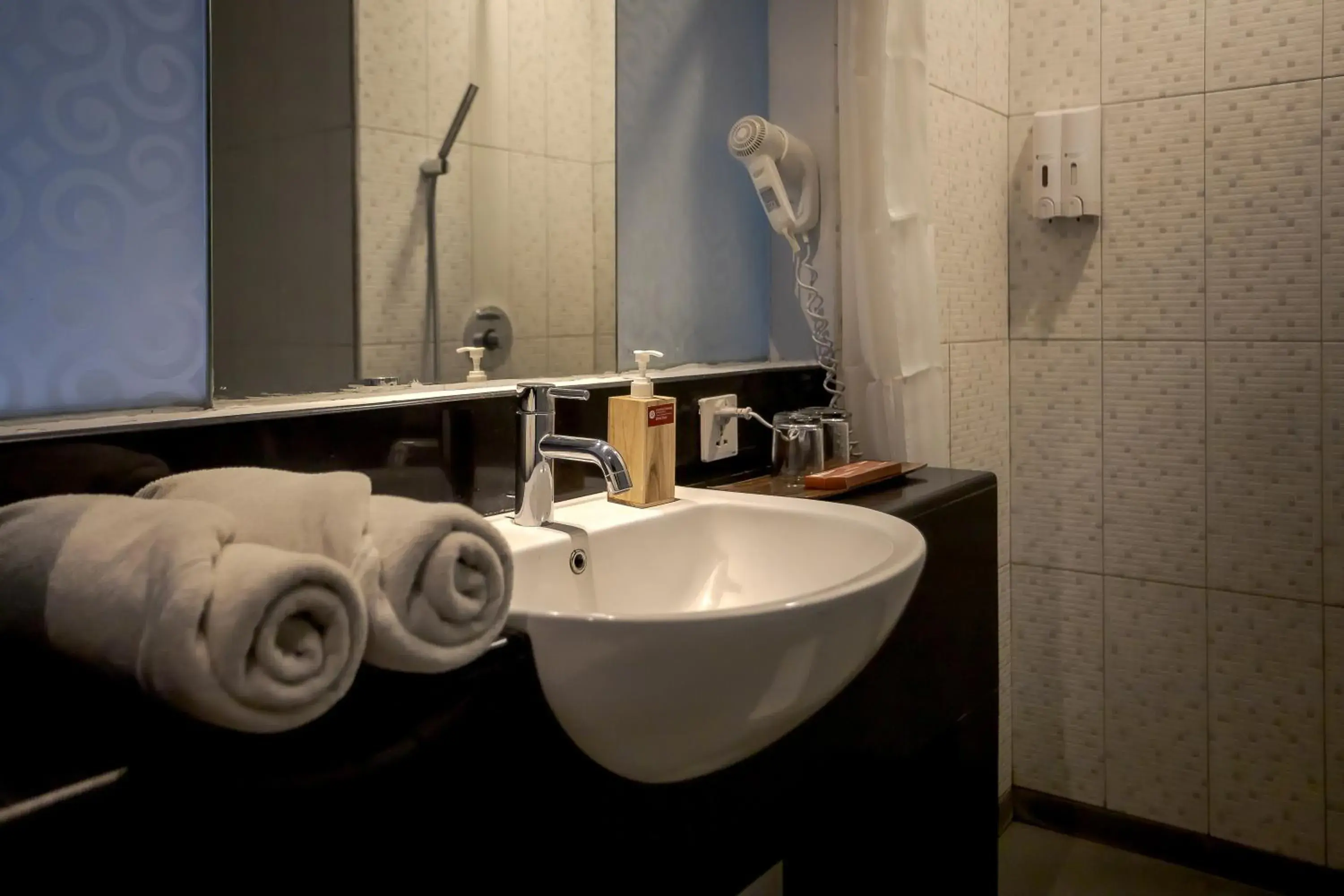 Bathroom in Fourteen Roses Boutique Hotel, Kuta Bathroom in Fourteen Roses Boutique Hotel, Kuta