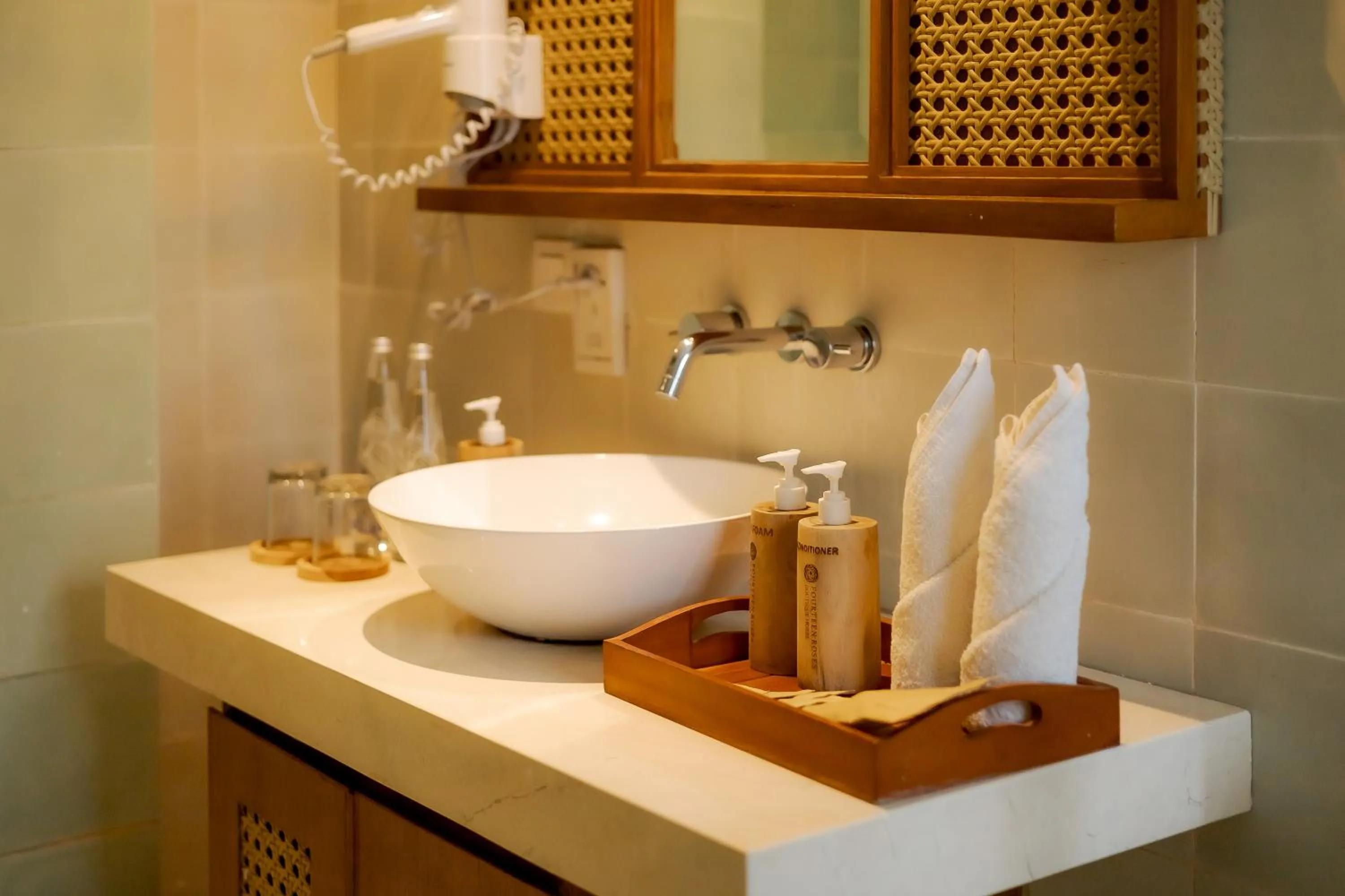 Bathroom in Fourteen Roses Boutique Hotel, Kuta