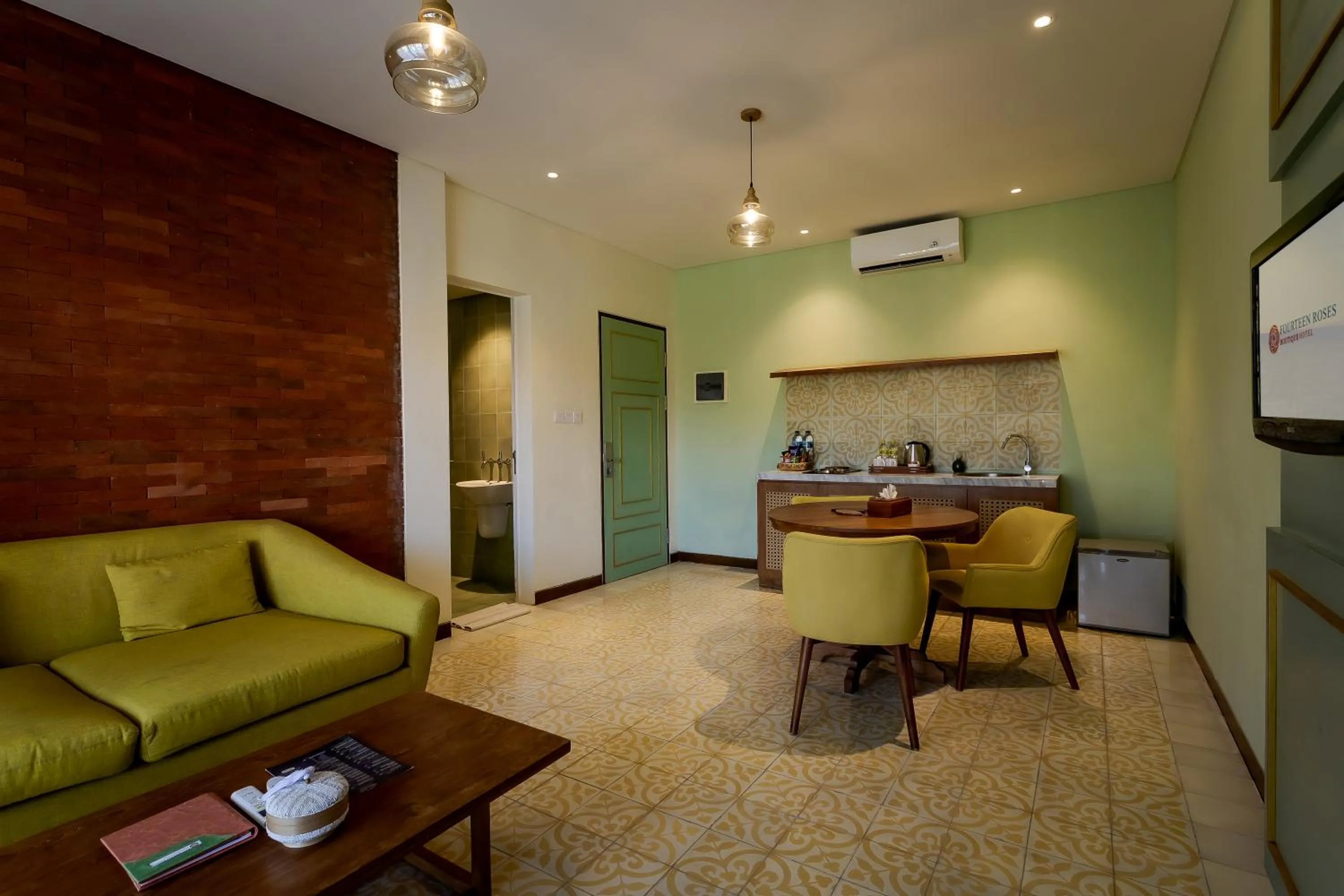 Kitchen or kitchenette in Fourteen Roses Boutique Hotel, Kuta