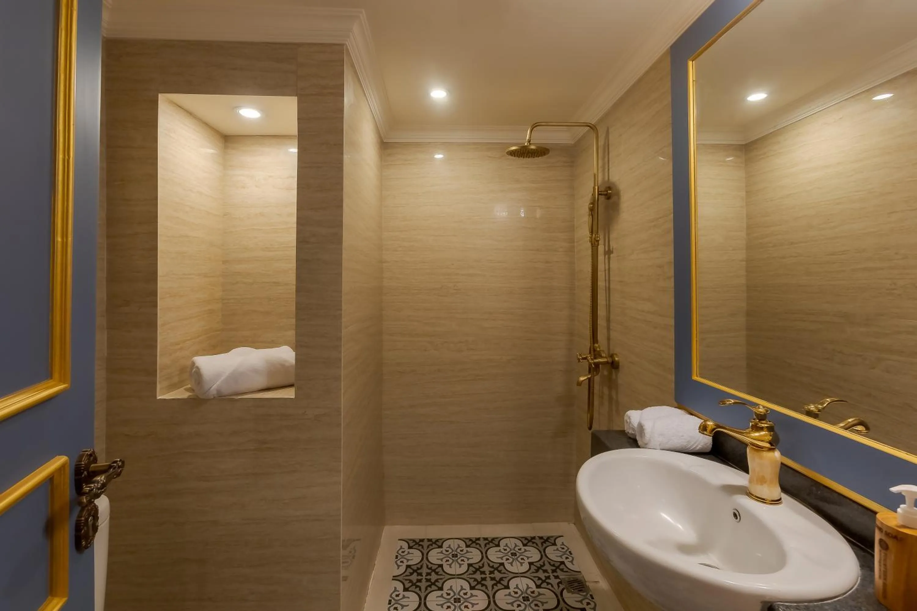 Bathroom in Fourteen Roses Boutique Hotel, Kuta