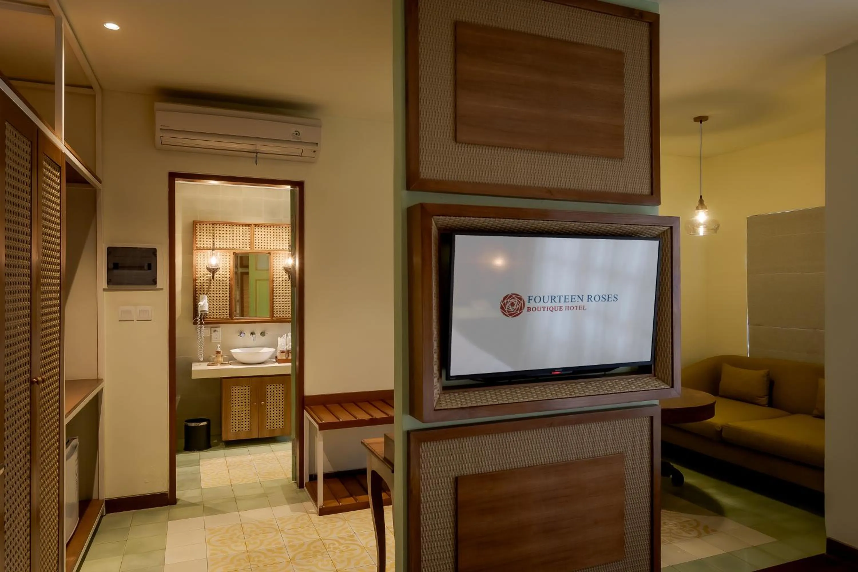 TV and multimedia in Fourteen Roses Boutique Hotel, Kuta