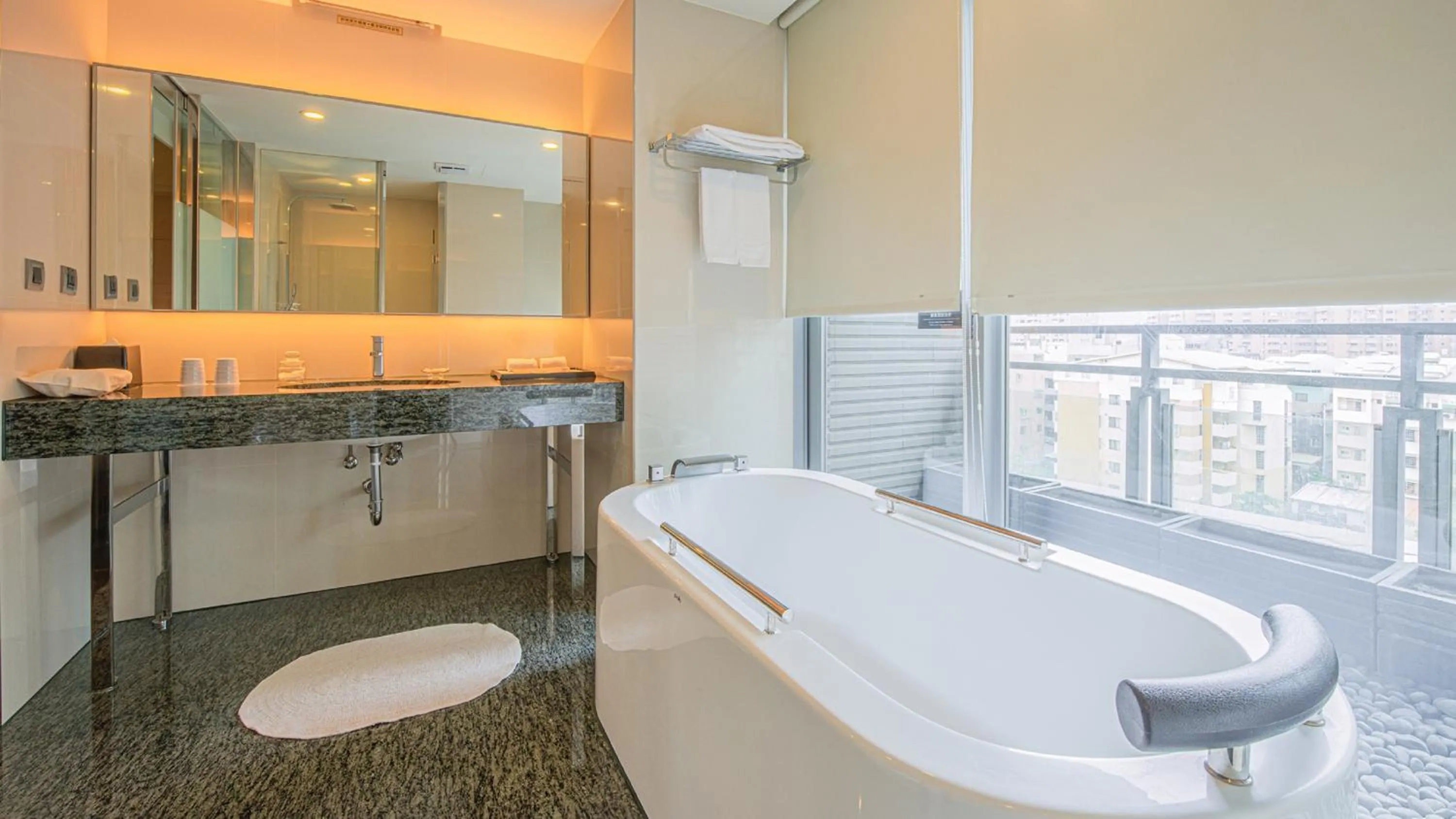 Shower in CHECK inn SELECT Taichung Dadun