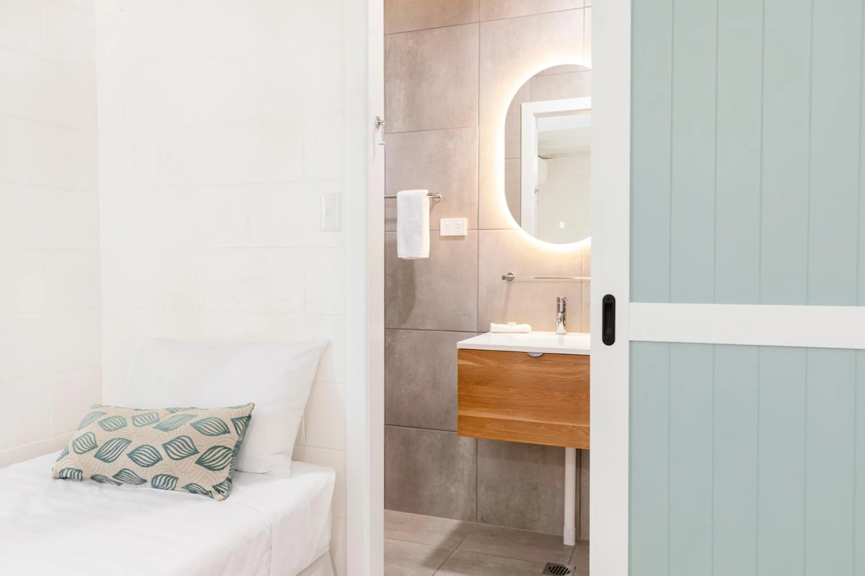 Photo of the whole room, Bed in Palm View Holiday Apartments