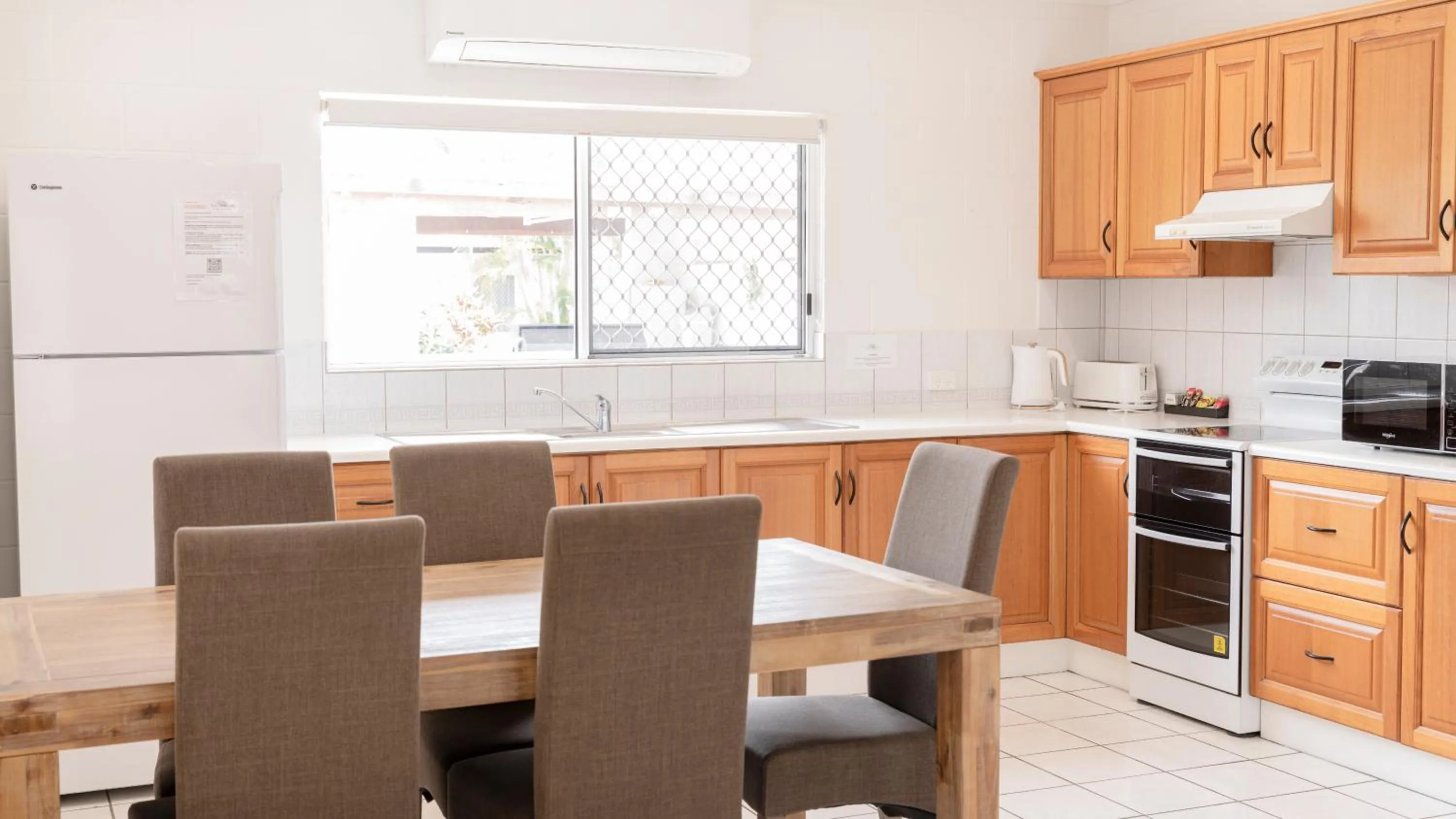 Kitchen or kitchenette in Palm View Holiday Apartments