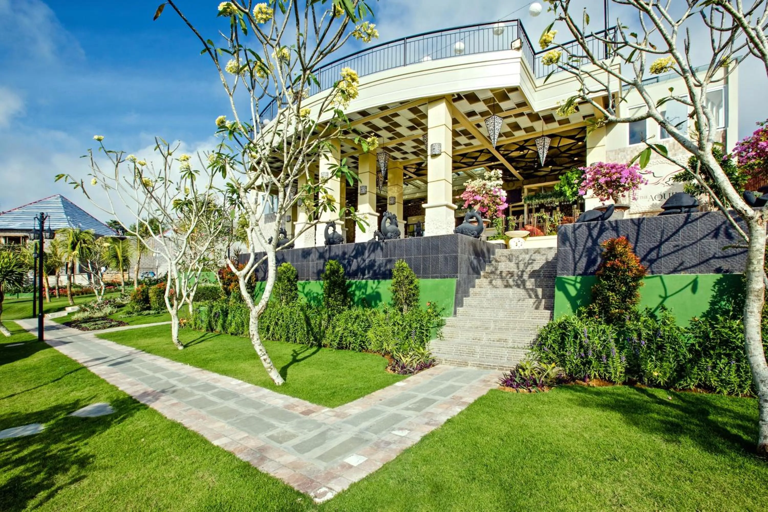 Restaurant/places to eat in Flamingo Dewata Suite