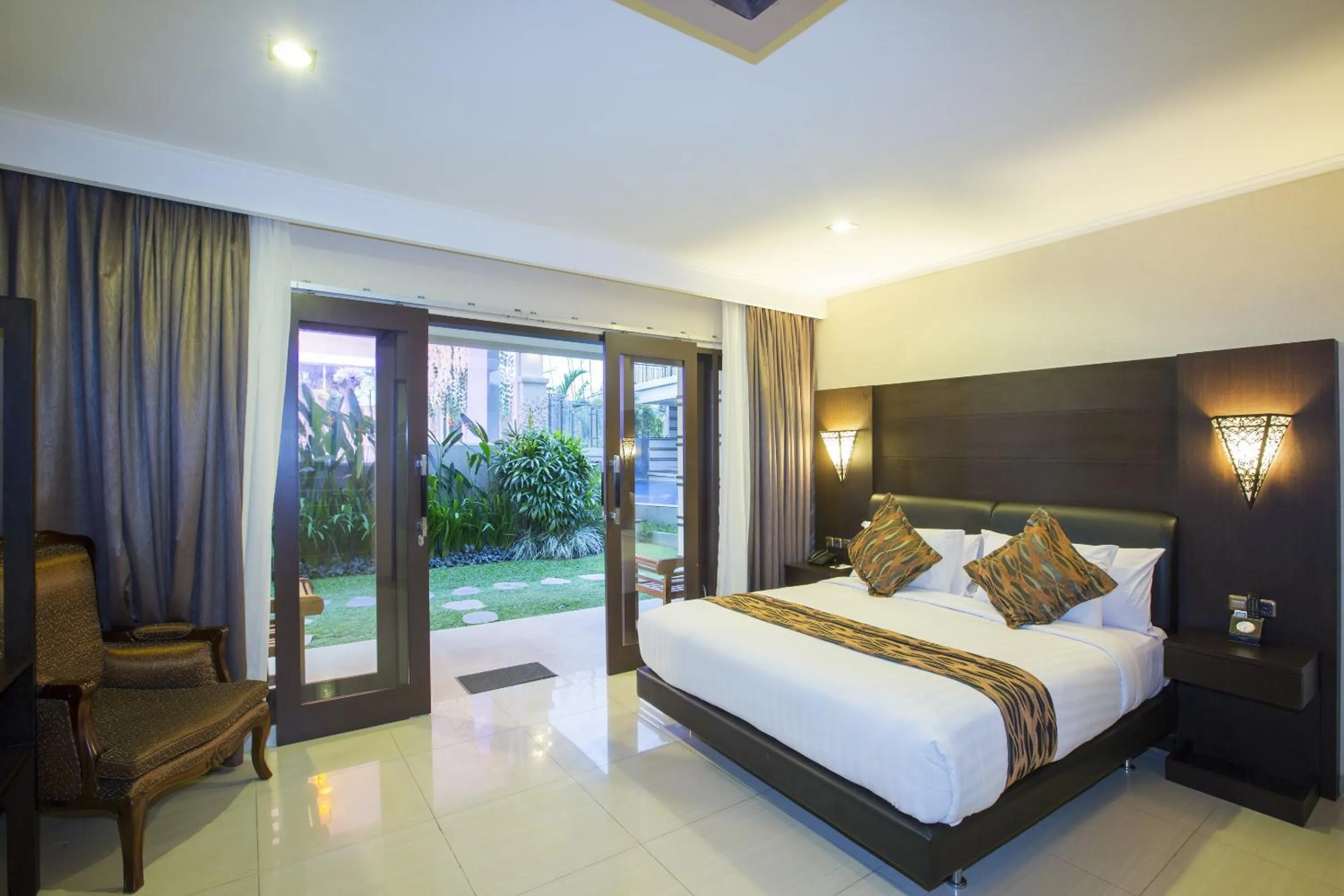 Balcony/Terrace, Bed in Flamingo Dewata Suite