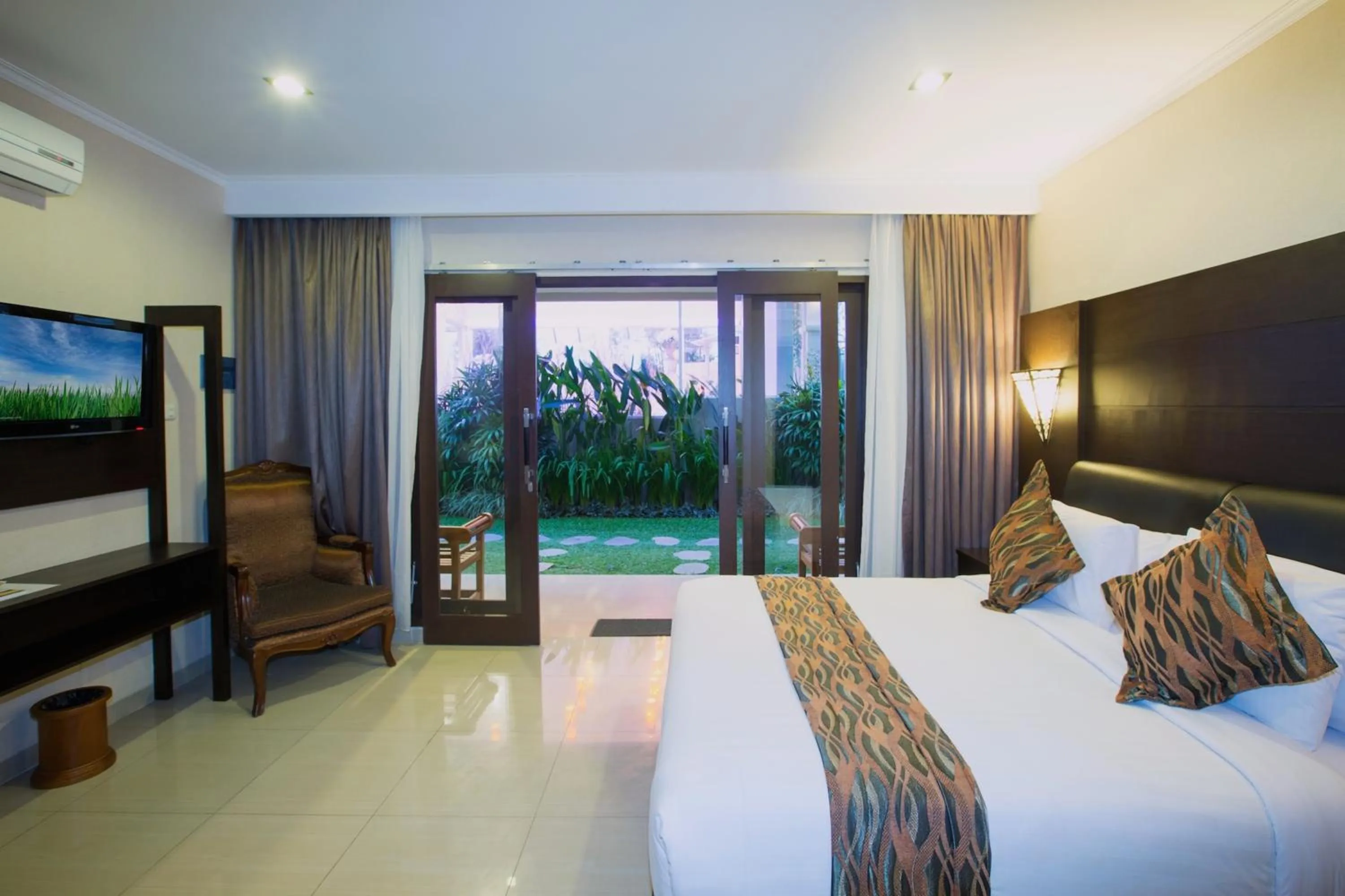 Bedroom, Bed in Flamingo Dewata Suite