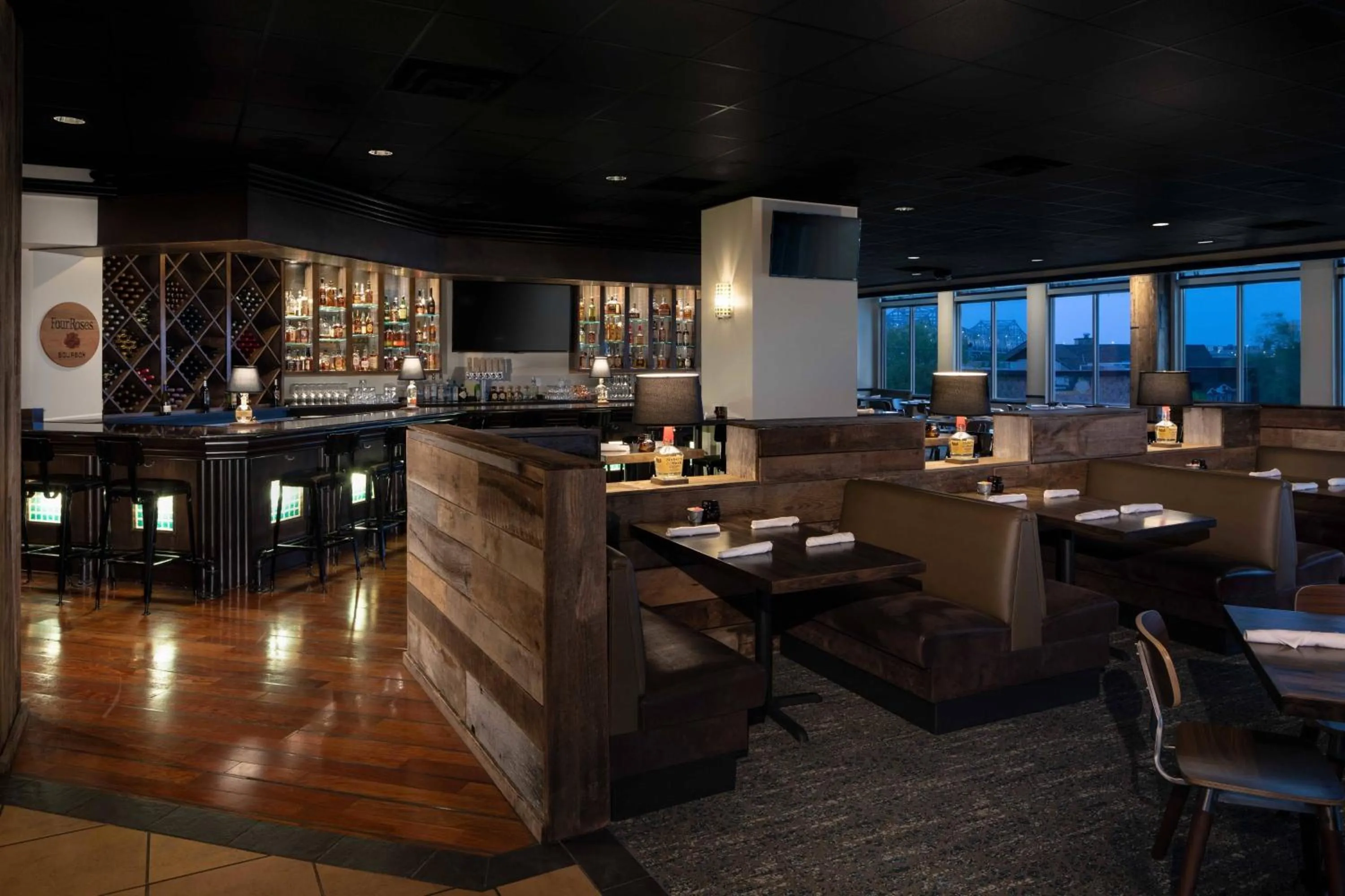 Lounge or bar in Sheraton Louisville Riverside Hotel