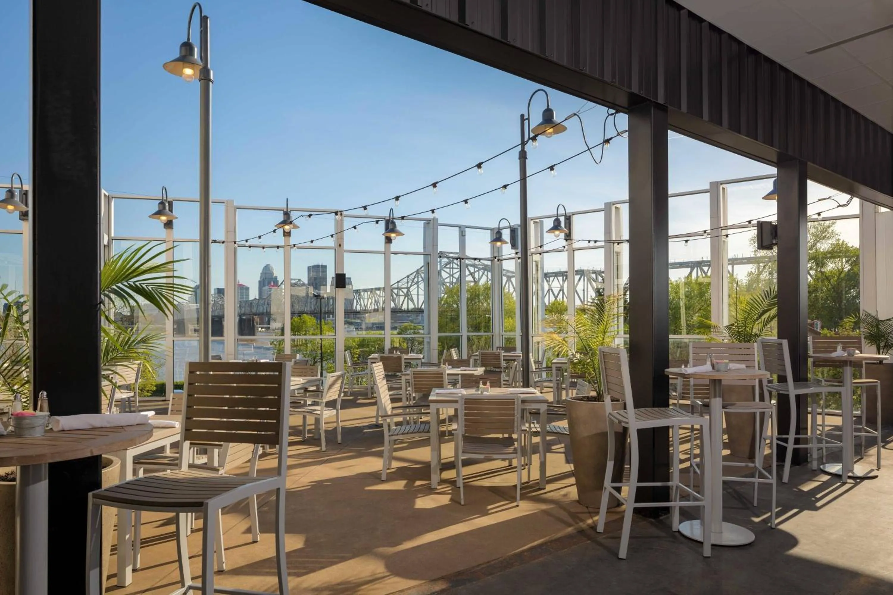 Lounge or bar in Sheraton Louisville Riverside Hotel