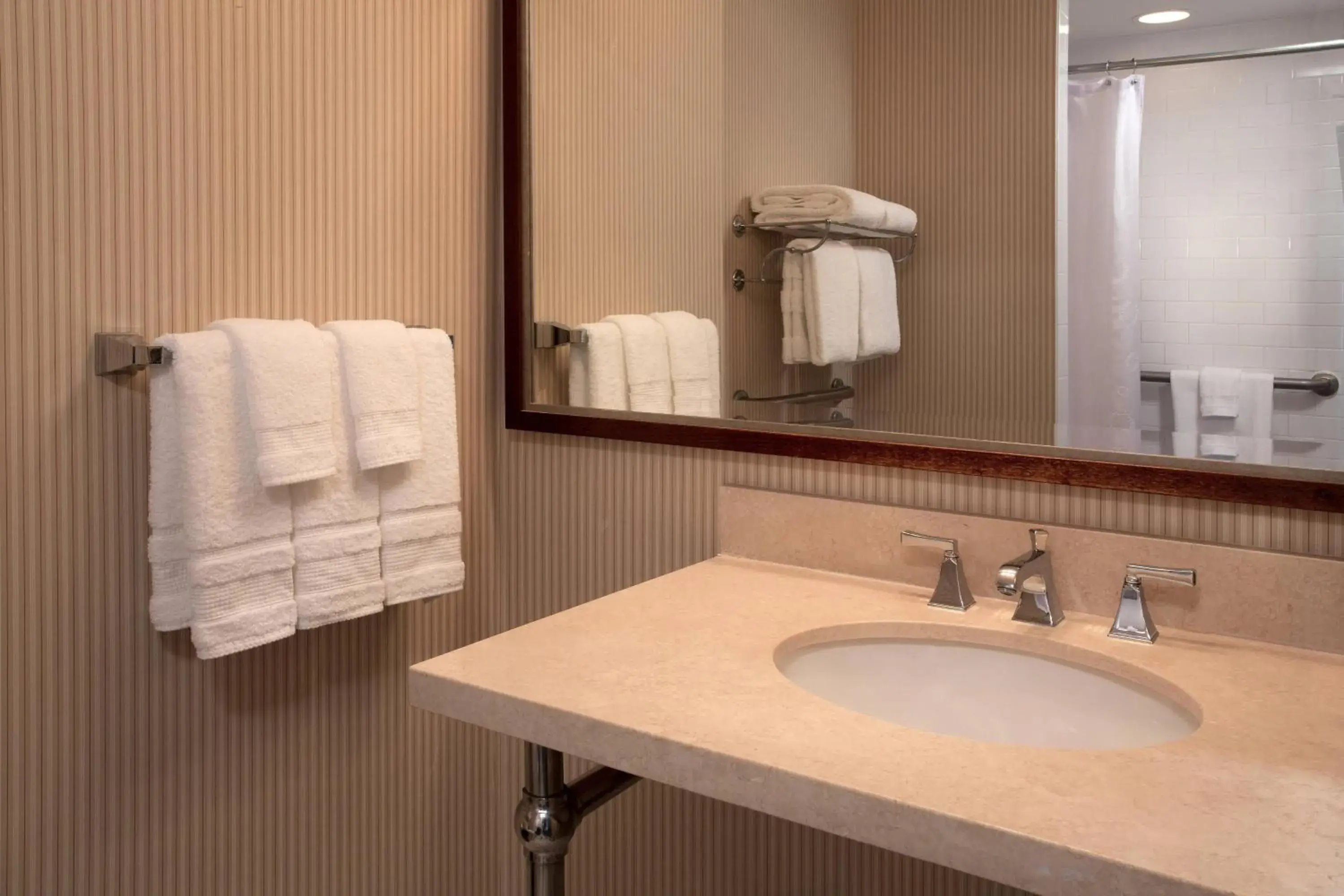 Guest room, 2 Double in Sheraton Louisville Riverside Hotel Guest room, 2 Double in Sheraton Louisville Riverside Hotel