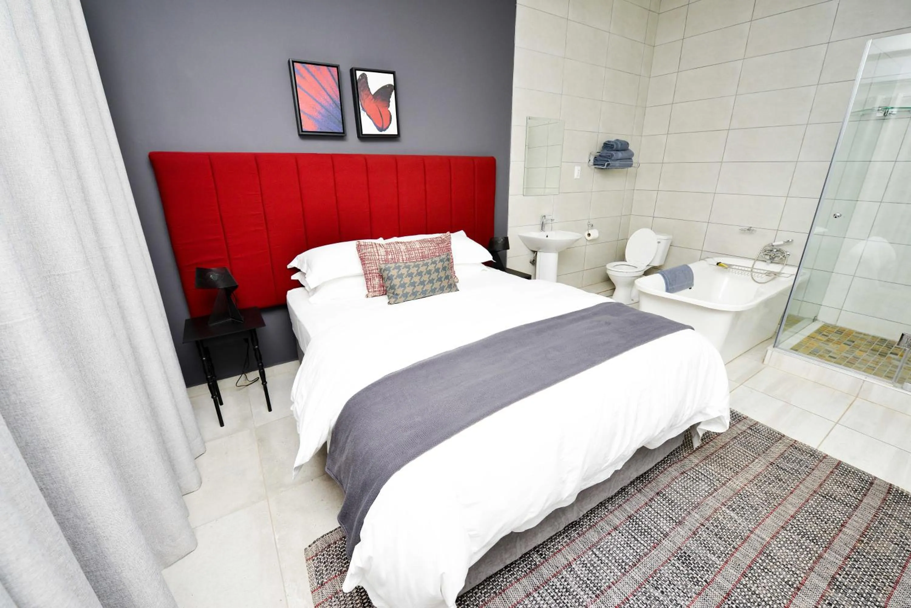 Photo of the whole room, Bed in Serurubele Boutique Hotel