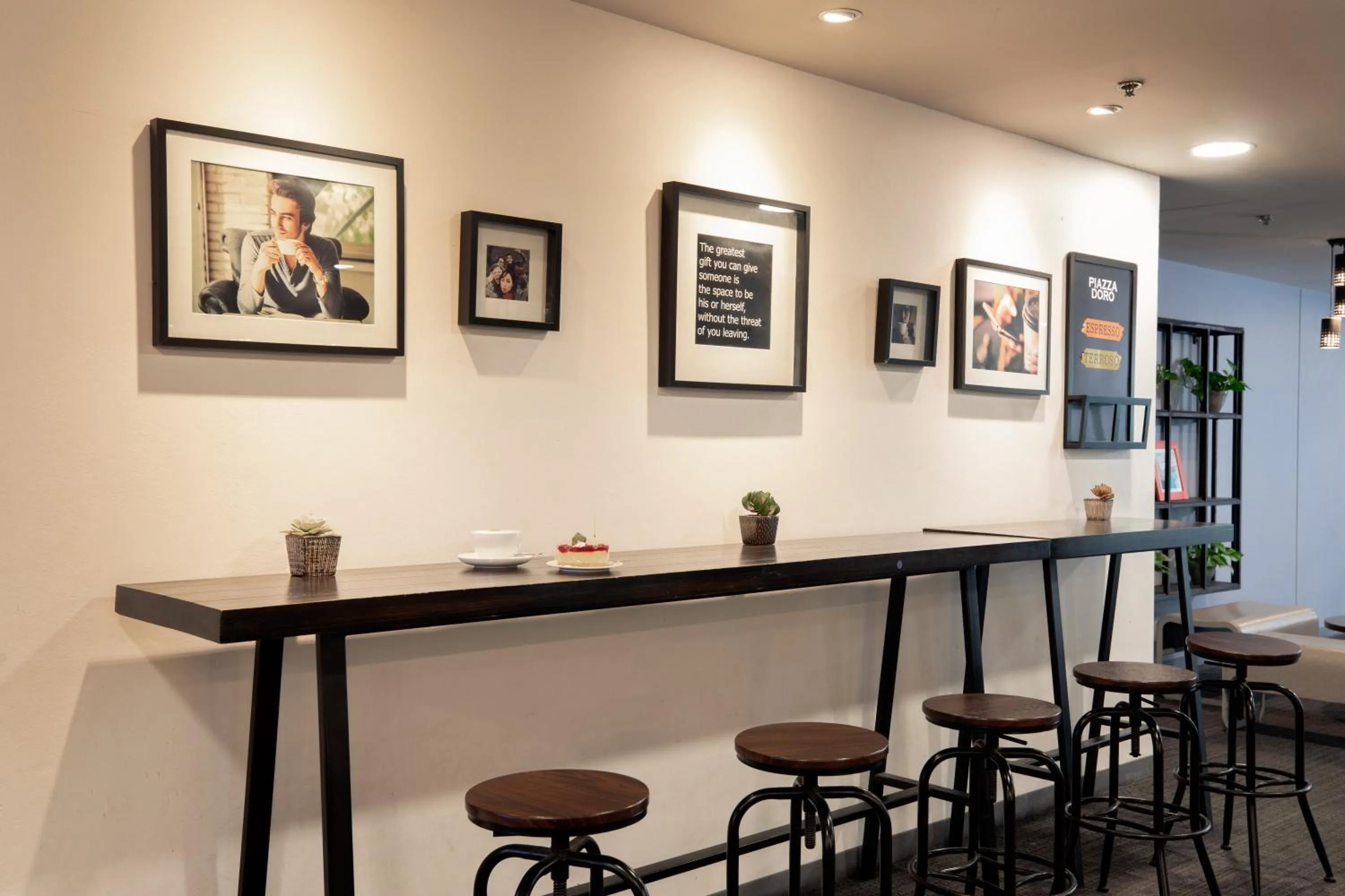 Restaurant/places to eat in Centara Life Government Complex Hotel & Convention Centre Chaeng Watthana