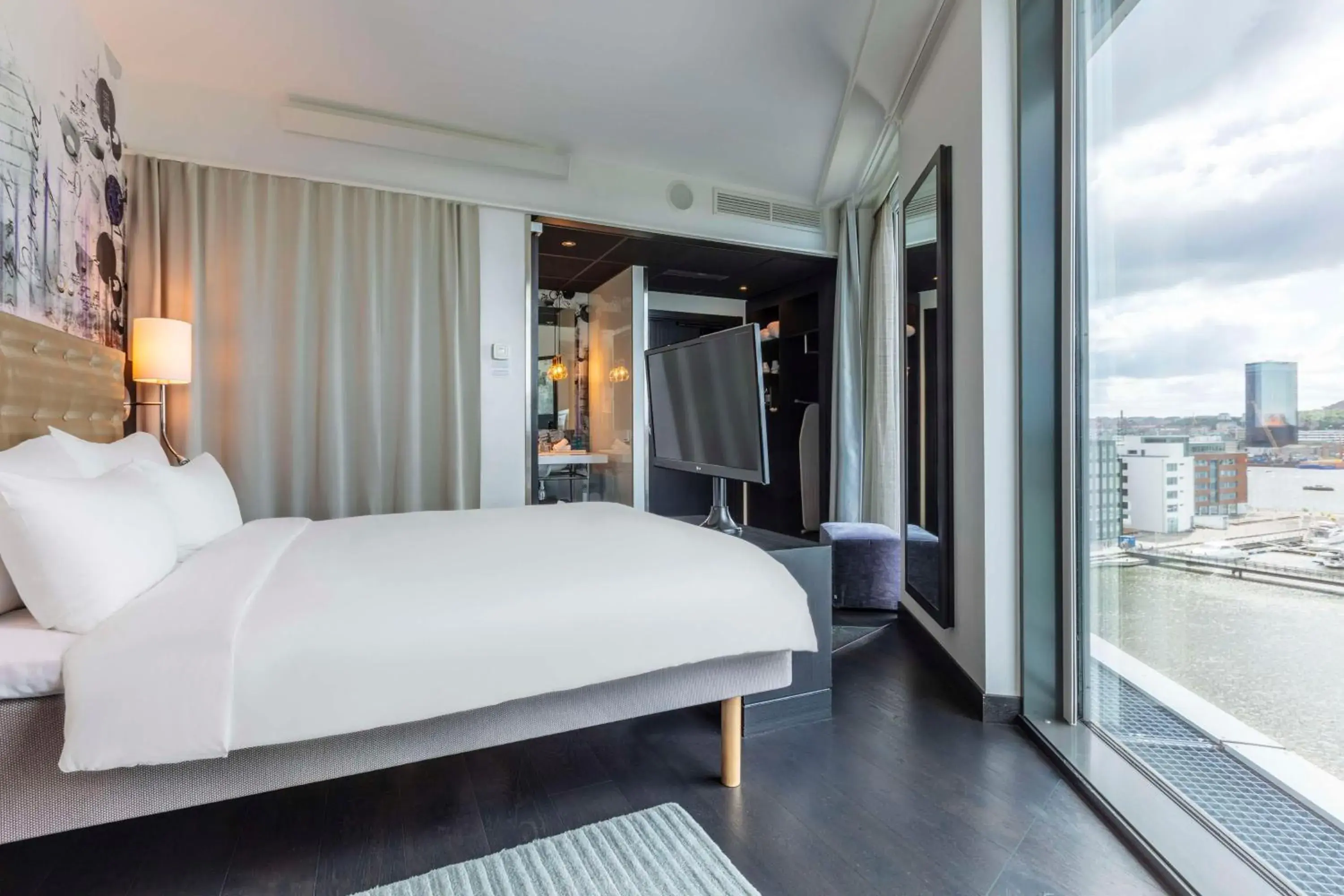 Bedroom, Bed in Radisson Blu Riverside Hotel Bedroom, Bed in Radisson Blu Riverside Hotel