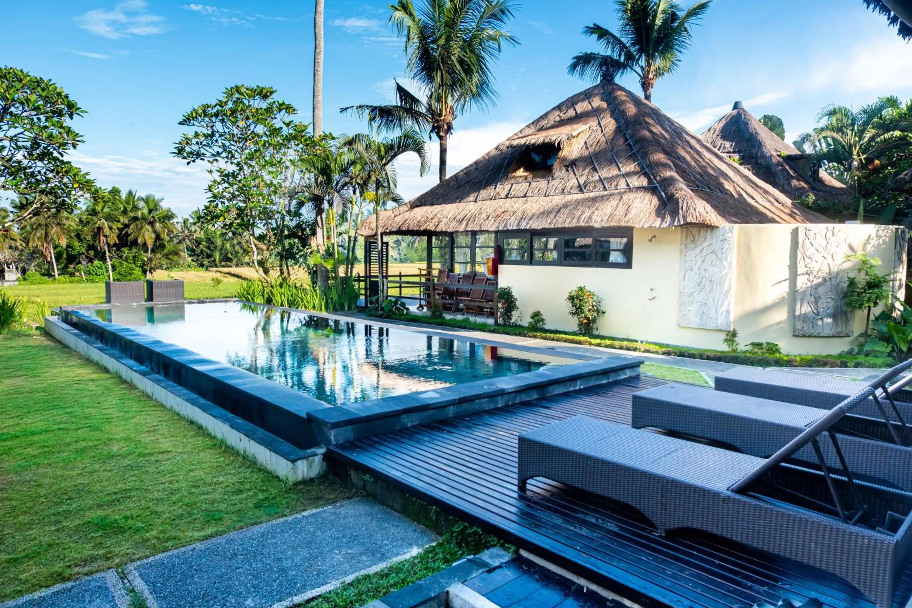 Swimming pool in Lodtunduh Sari