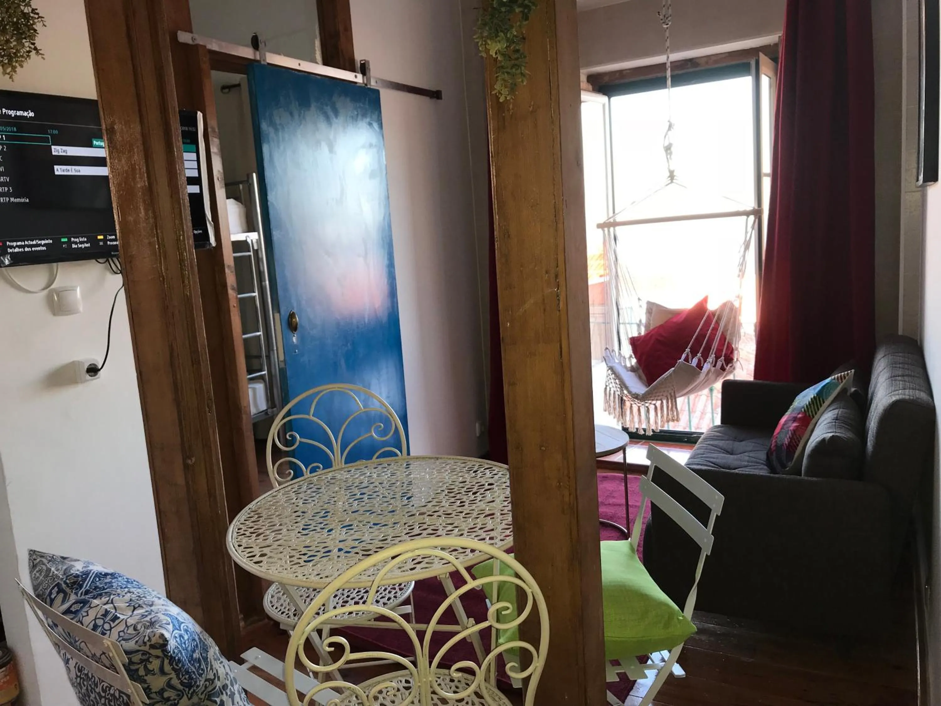 Communal lounge/ TV room in Alfama Patio Apartments