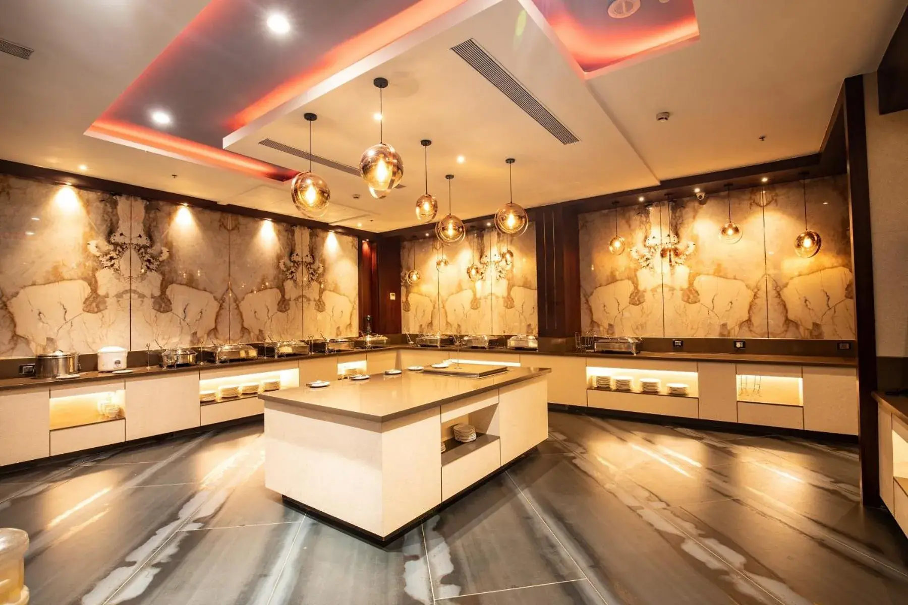 Restaurant/places to eat in Hotel Sandy's Tower Restaurant/places to eat in Hotel Sandy's Tower