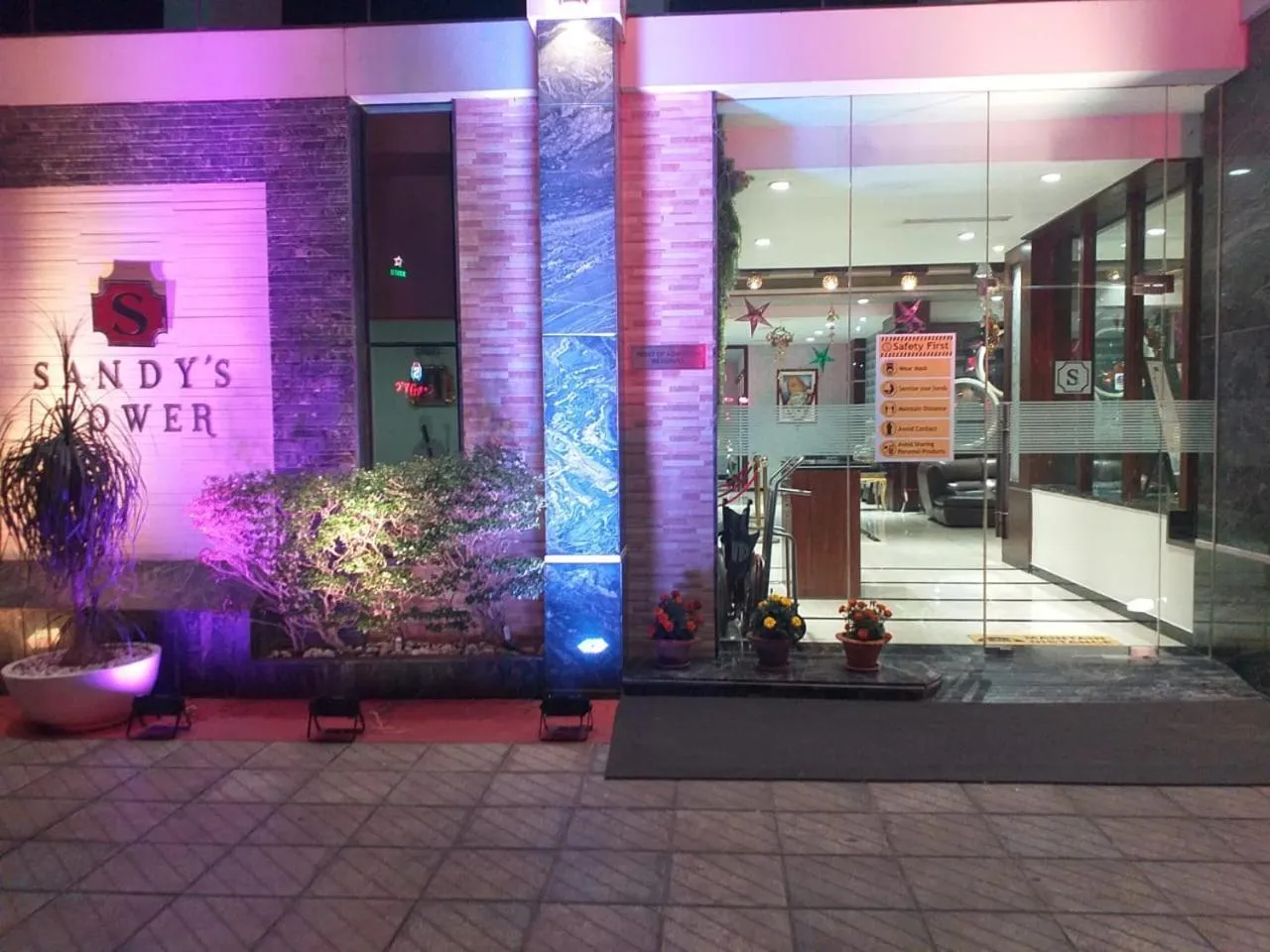 Facade/entrance in Hotel Sandy's Tower